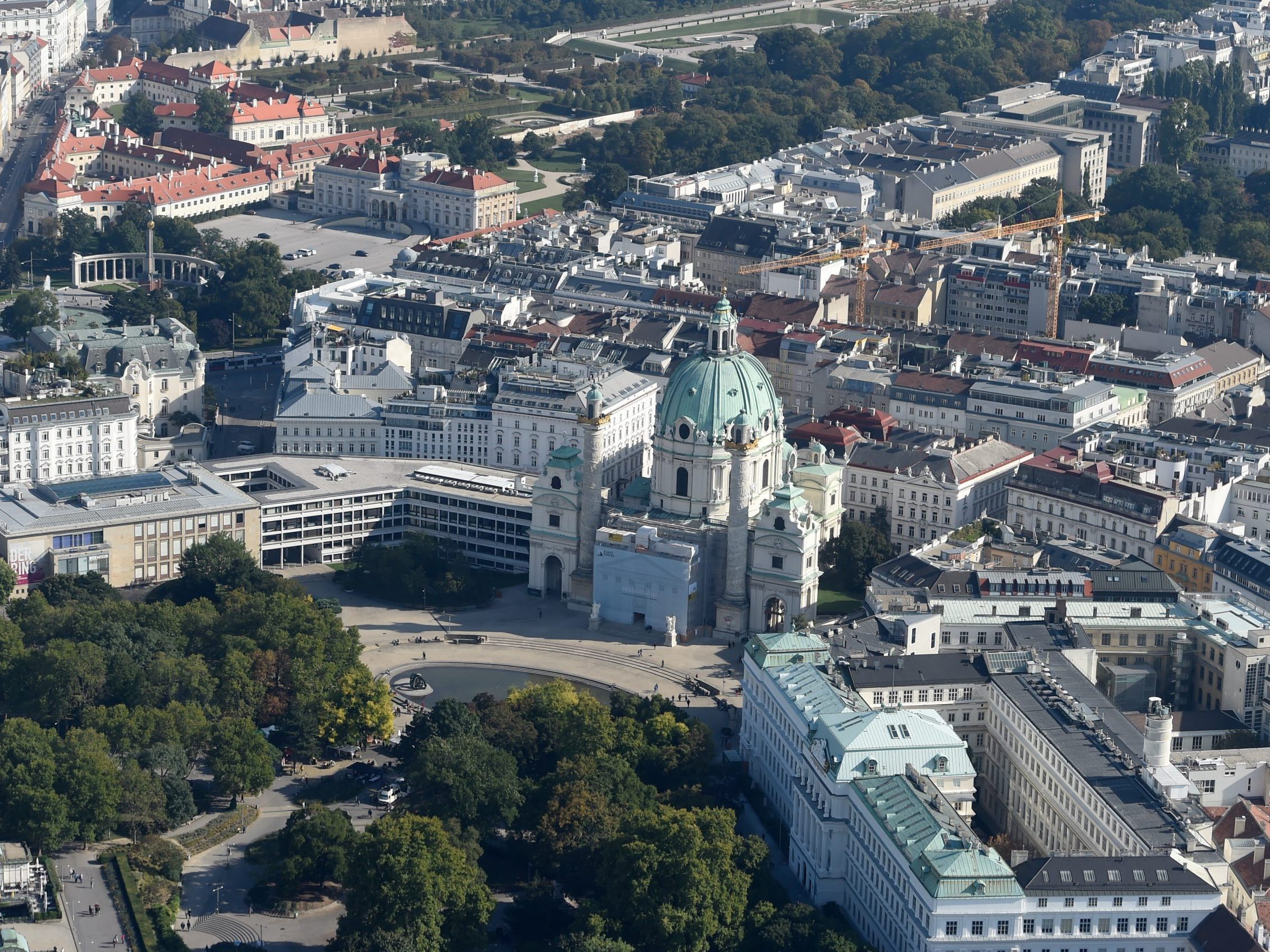 In Fußnähe befindet sich auch die Wiener Karlskirche. In Fußnähe befindet sich auch die Wiener Karlskirche.