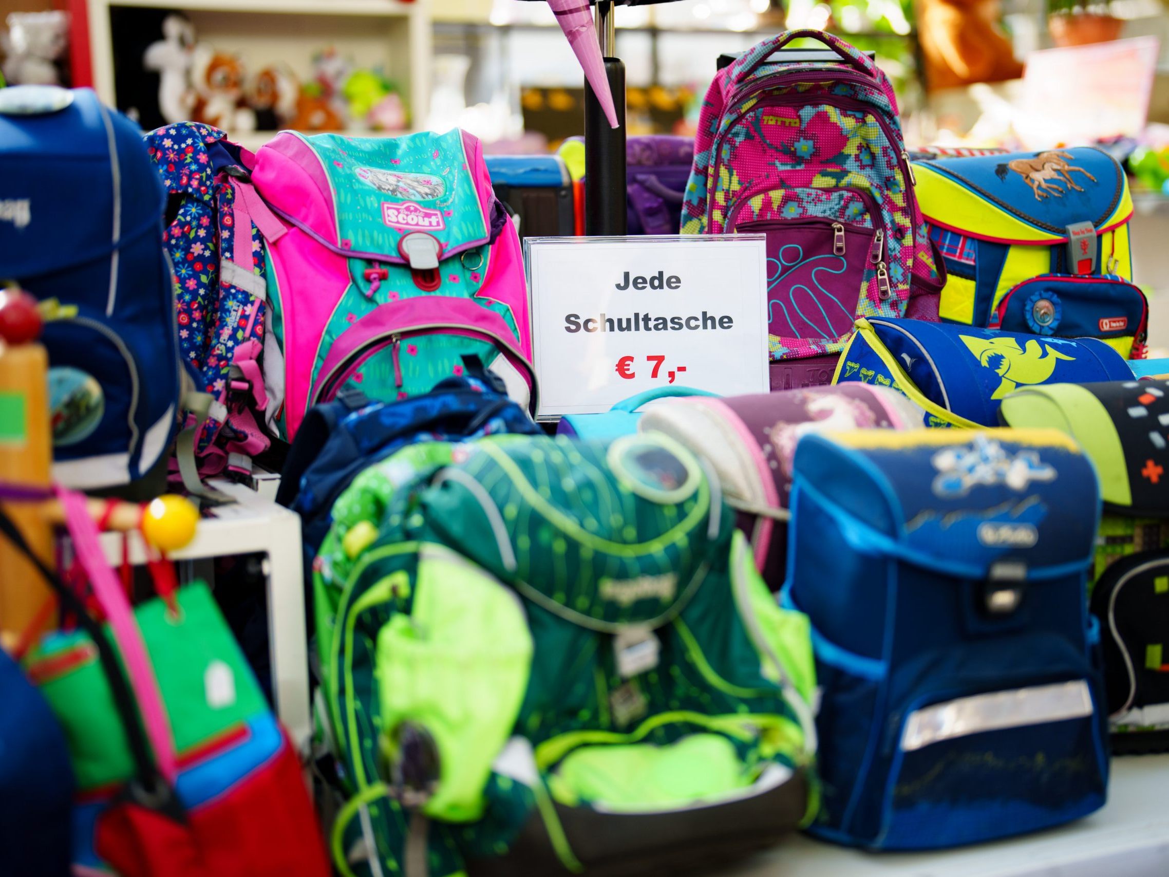 Die Kosten von 22 typischen Schulartikeln wurden verglichen.