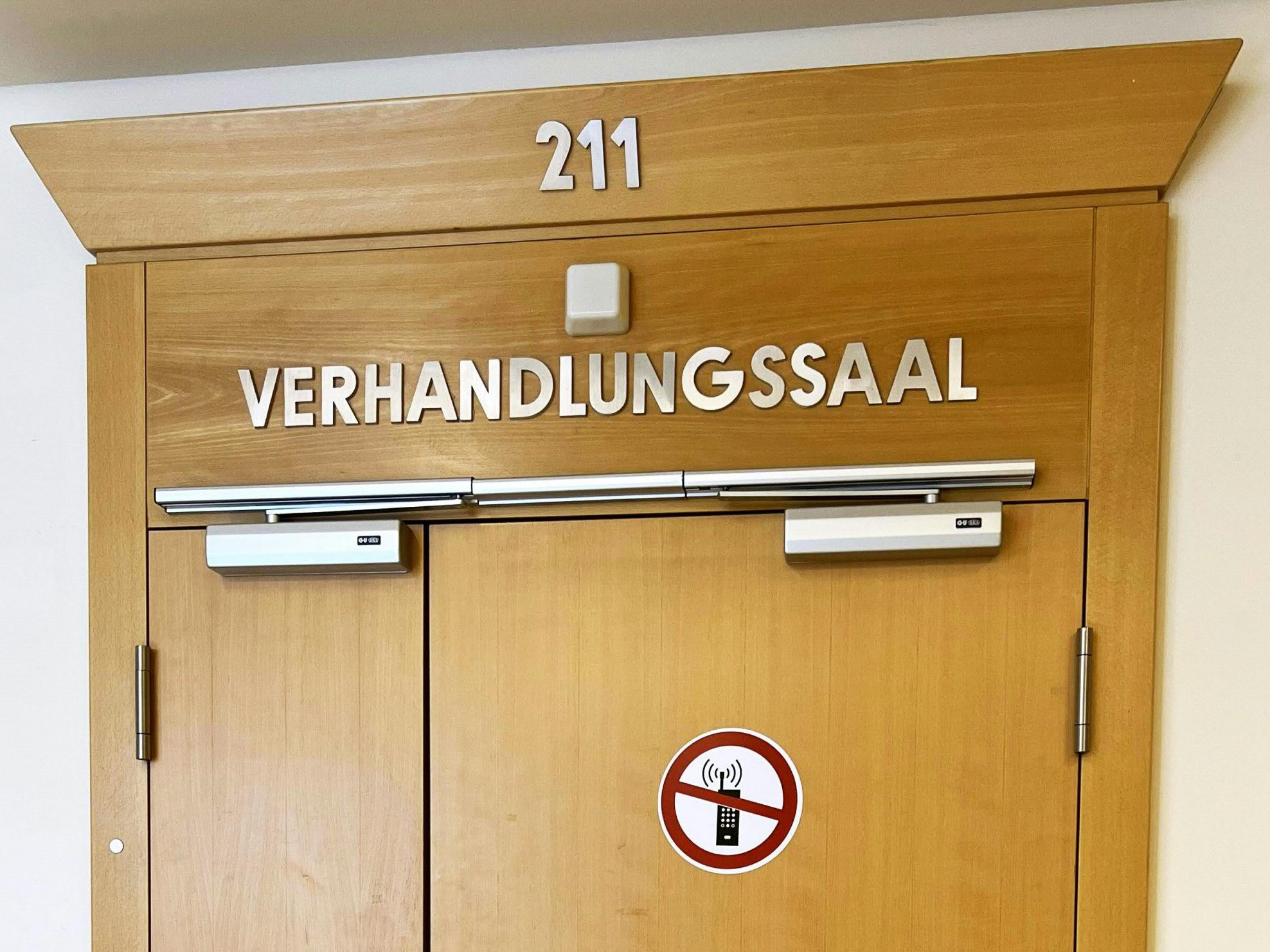 Prozess gegen eine Frau, die einen Passanten am Wiener Hauptbahnhof bedrohte. Prozess gegen eine Frau, die einen Passanten am Wiener Hauptbahnhof bedrohte.