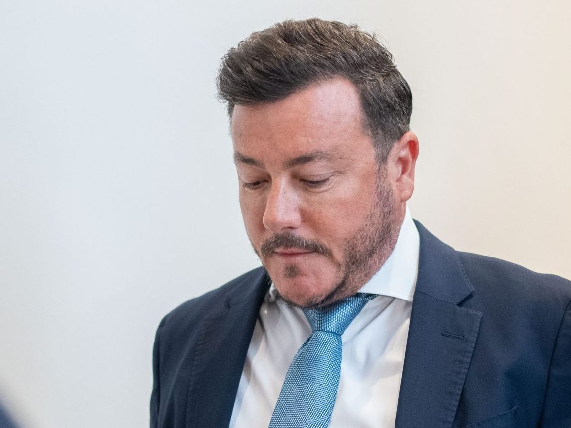 Signa-Gründer René Benko und Anwalt Norbert Wess am 22. Mai 2024 beim COFAG-Untersuchungsausschuss im Parlament in Wien. Signa-Gründer René Benko und Anwalt Norbert Wess am 22. Mai 2024 beim COFAG-Untersuchungsausschuss im Parlament in Wien.
