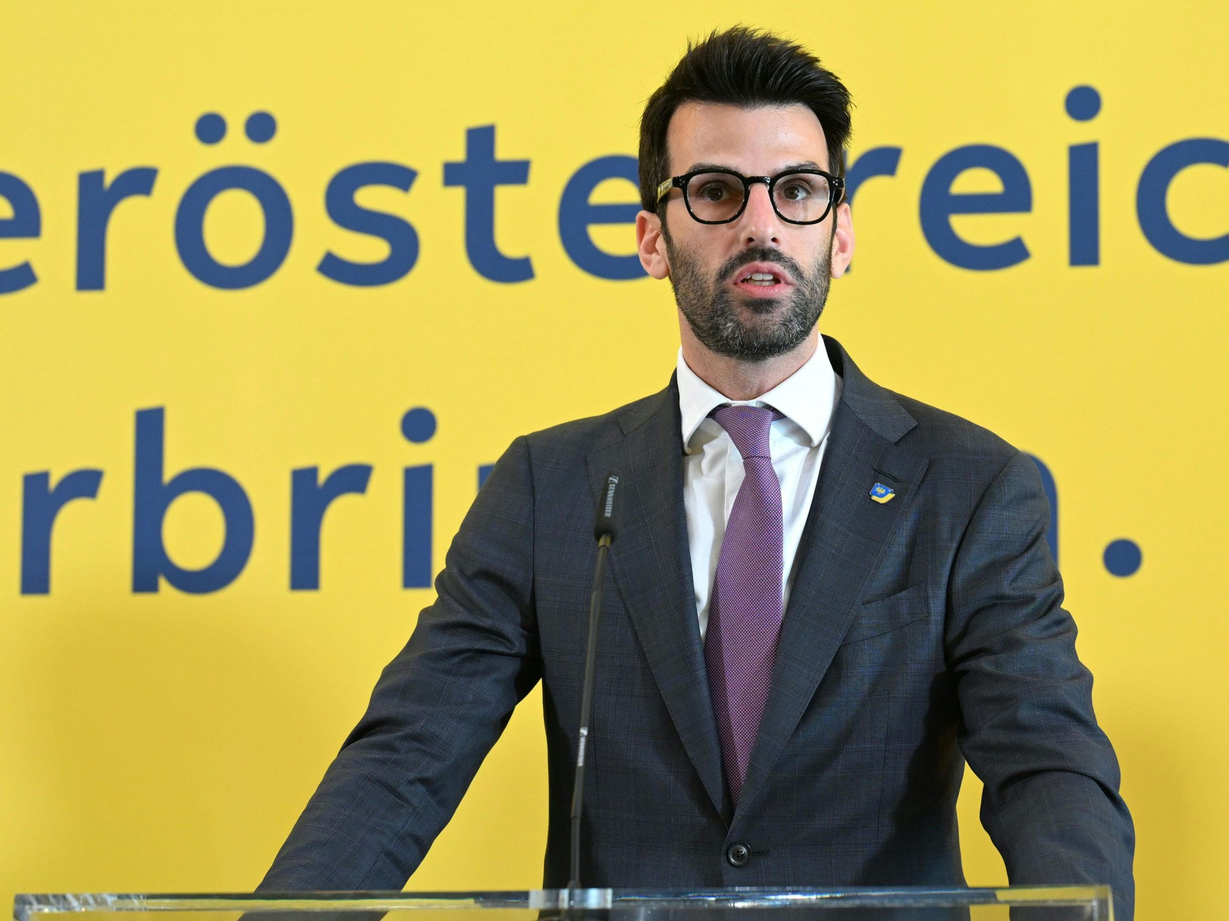 "Durch verstärkten Personaleinsatz konnten die Arbeiten deutlich früher als geplant abgeschlossen werden", ließ Landbauer wissen.