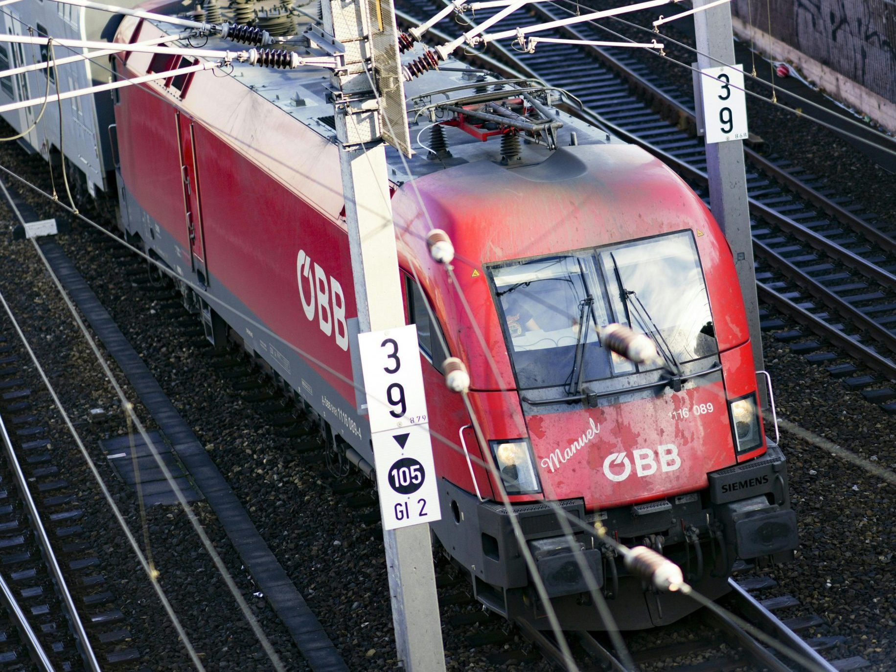 Ein Quartett soll in Niederösterreich außen auf einem Zug mitgefahren sein.