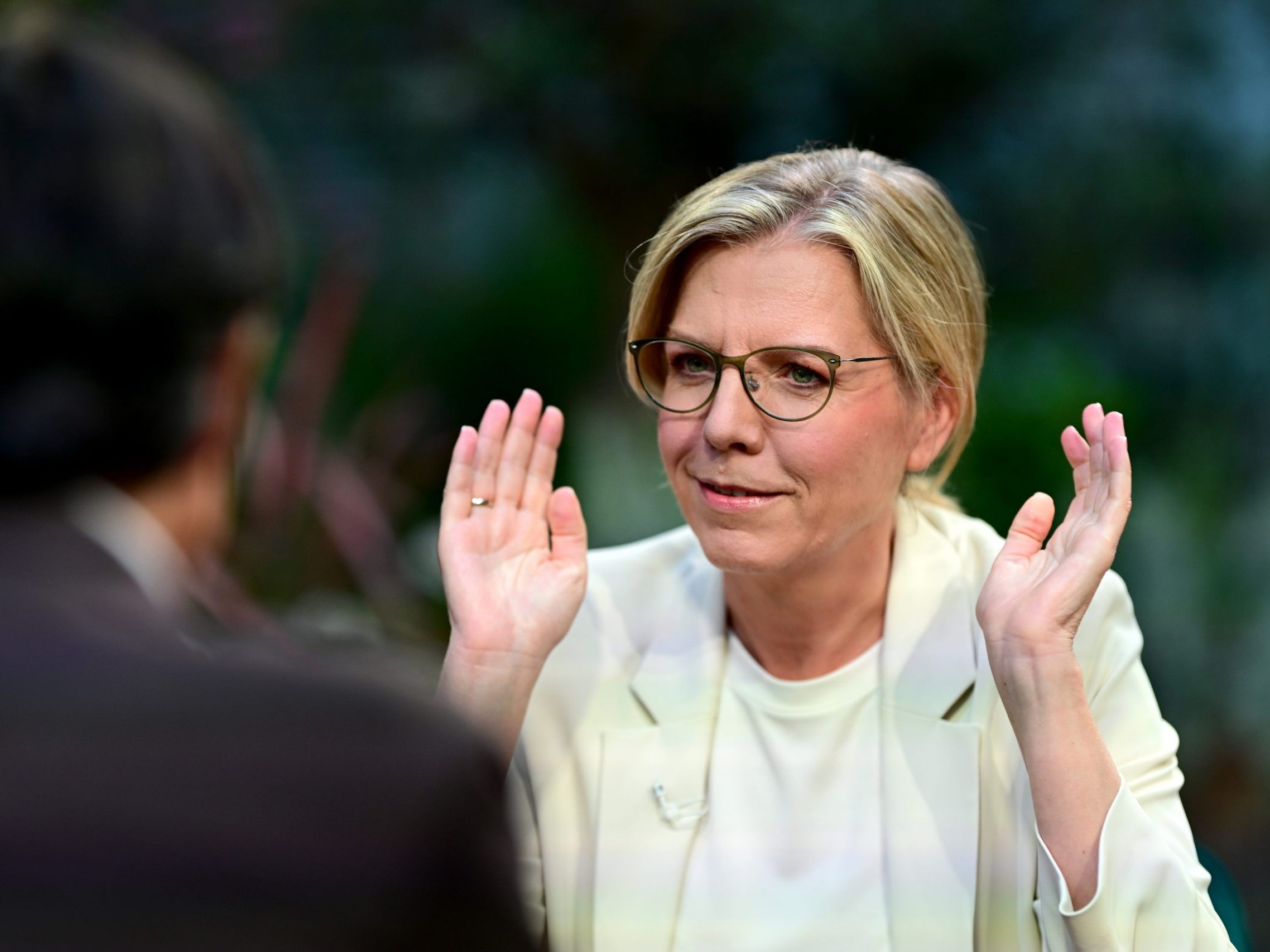 Leonore Gewessler, Bundessprecherin der Grünen, bei den ORF-Sommergesprächen am 11. August 2025 in Wien. Leonore Gewessler, Bundessprecherin der Grünen, bei den ORF-Sommergesprächen am 11. August 2025 in Wien.