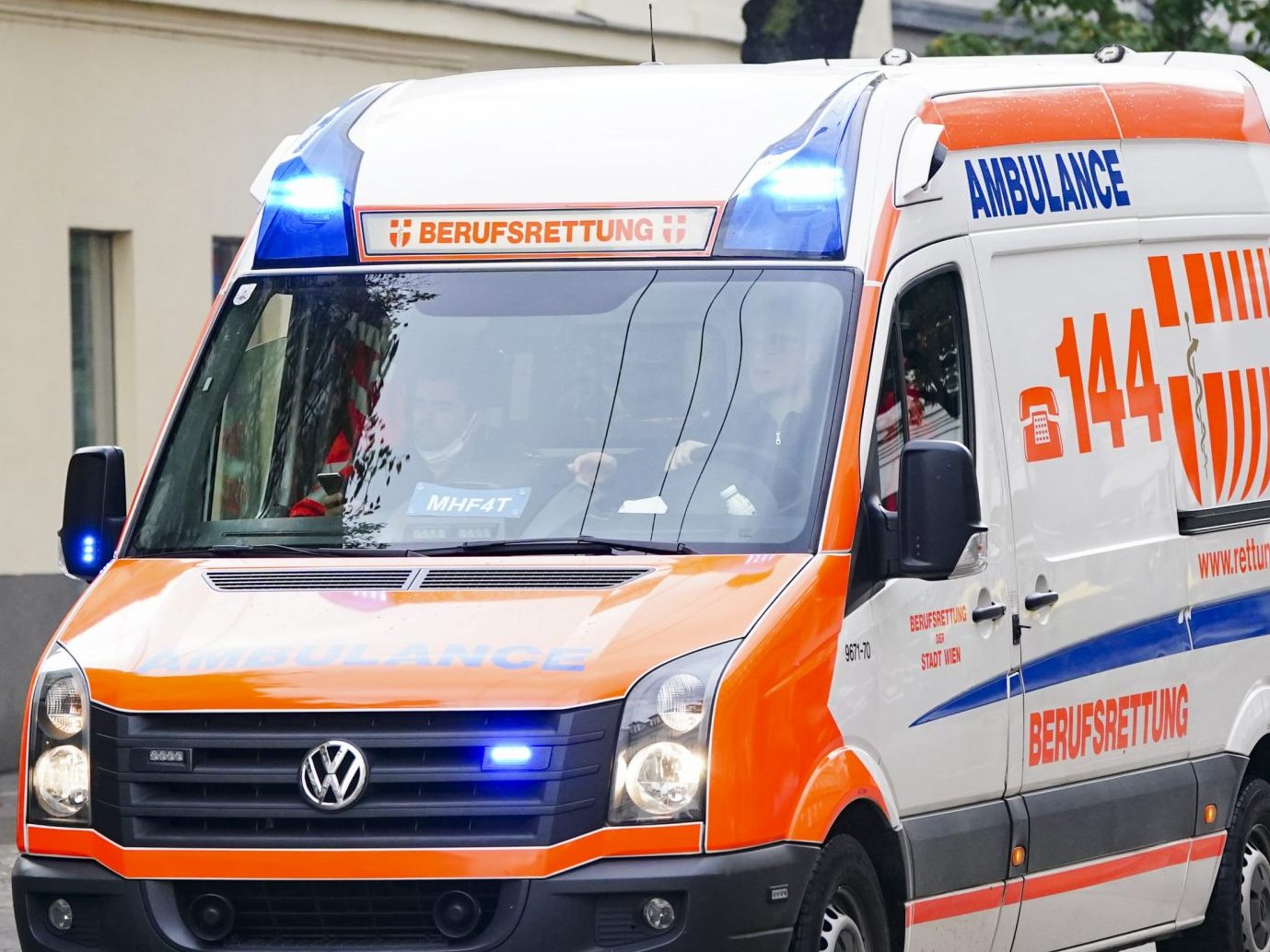 Die Berufsrettung brachte den Lenker ins Spital. Die Berufsrettung brachte den Lenker ins Spital.