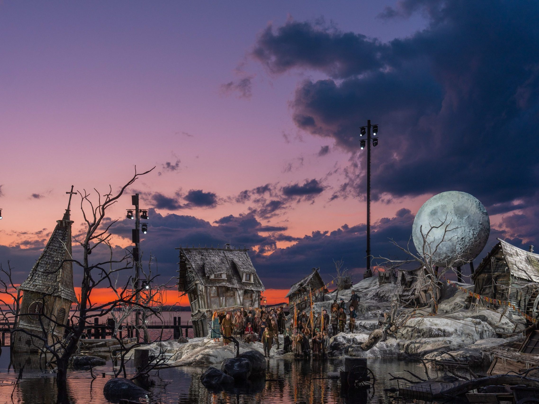 Die Bregenzer Festspiele verzeichneten 2025 rund 249.000 Besucher. Trotz Subventionskürzungen und regnerischem Juli meldeten die Veranstalter eine hohe Auslastung und ziehen eine positive Saisonbilanz. Die Bregenzer Festspiele verzeichneten 2025 rund 249.000 Besucher. Trotz Subventionskürzungen und regnerischem Juli meldeten die Veranstalter eine hohe Auslastung und ziehen eine positive Saisonbilanz.