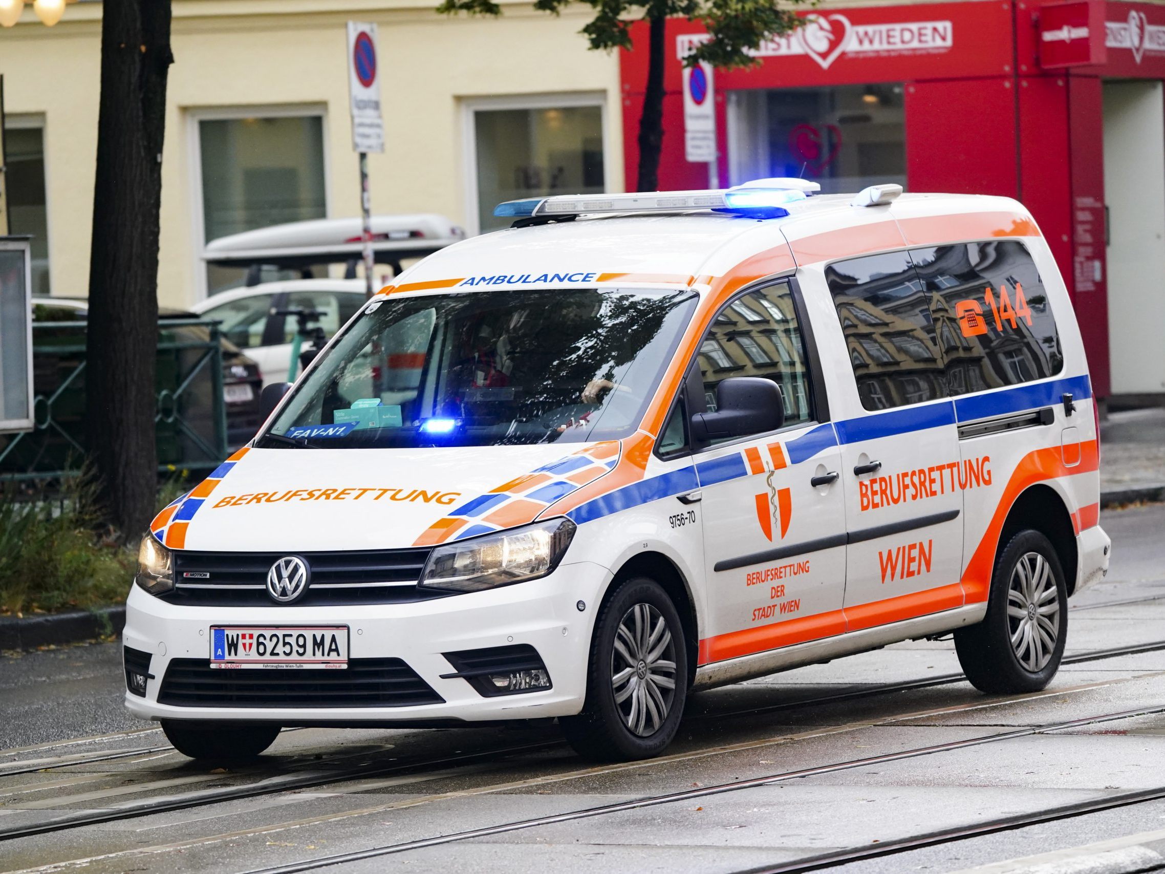 Die Wiener Berufsrettung brachte die verletzte Lenkerin ins Spital. Die Wiener Berufsrettung brachte die verletzte Lenkerin ins Spital.