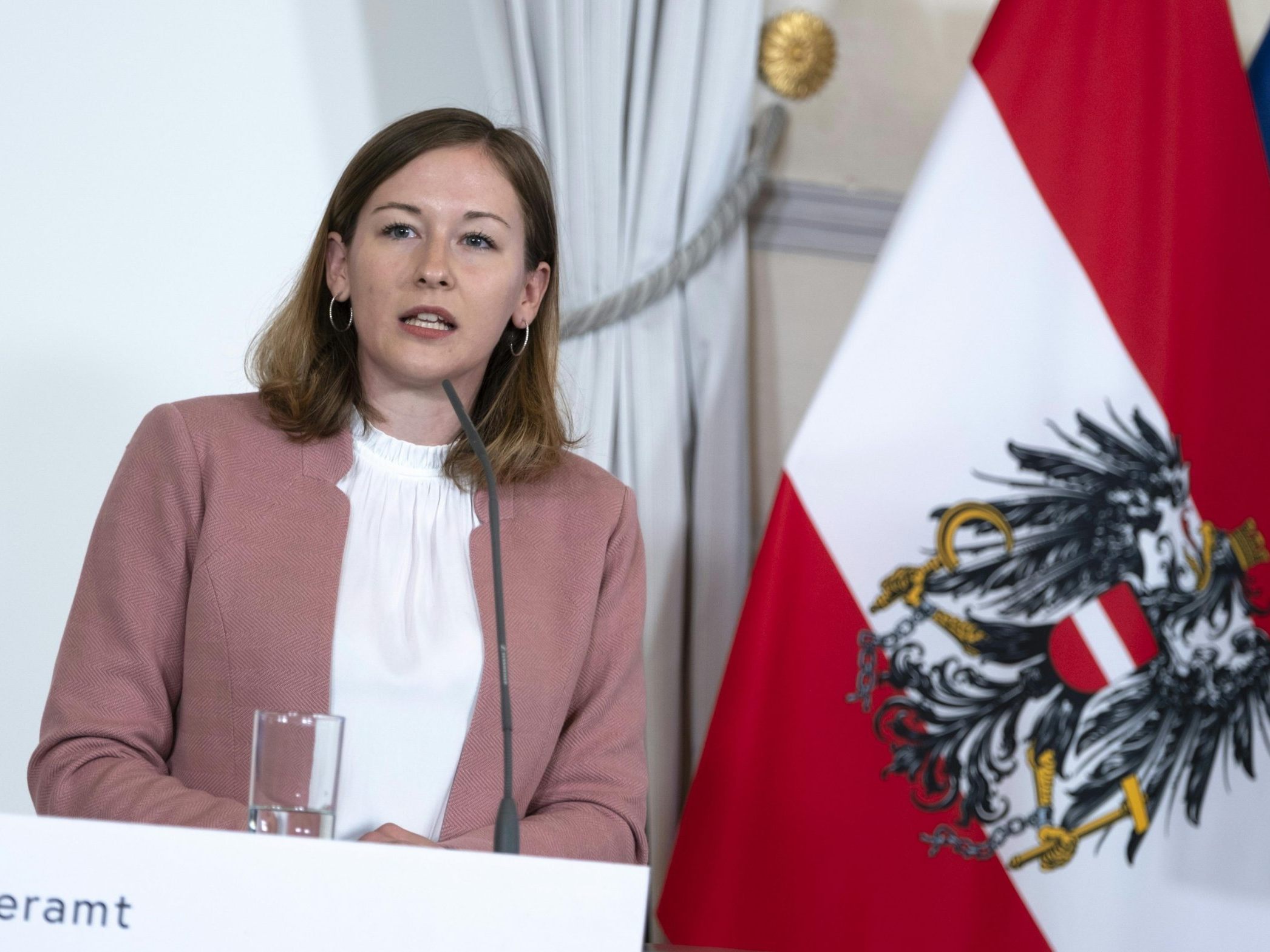 Plakolm kündigt ein verpflichtendes Integrationsprogramm an.
