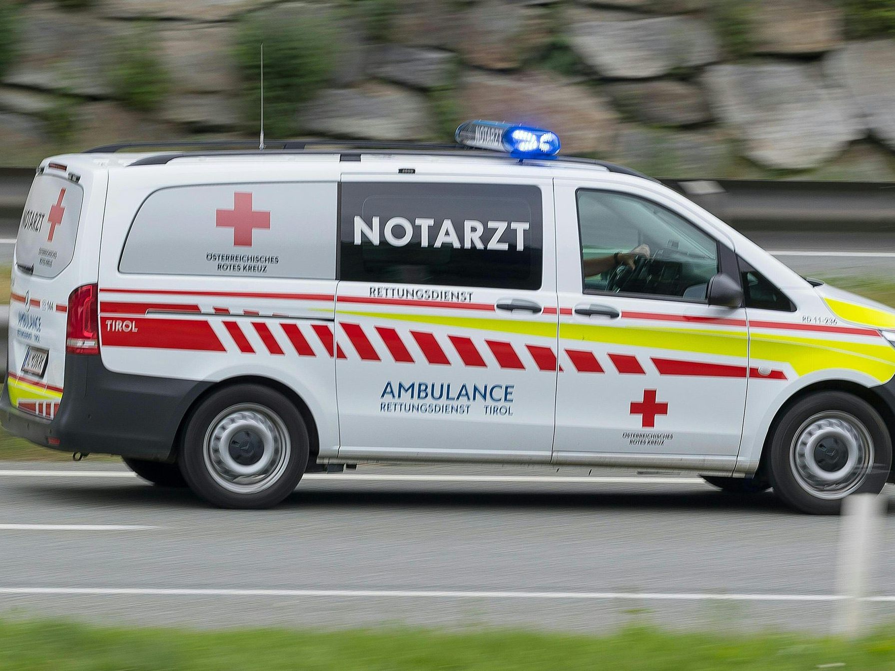 Die Seniorin zeigte Lebenszeichen und kam ins Spital, so die Polizei.
