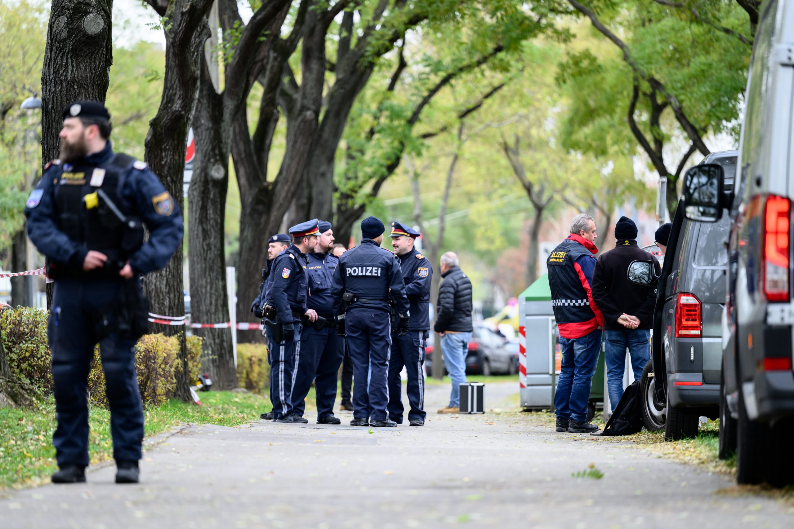 Messerattacke in Wien-Floridsdorf: Opfer überlebte, fieberhafte Suche nach Täter