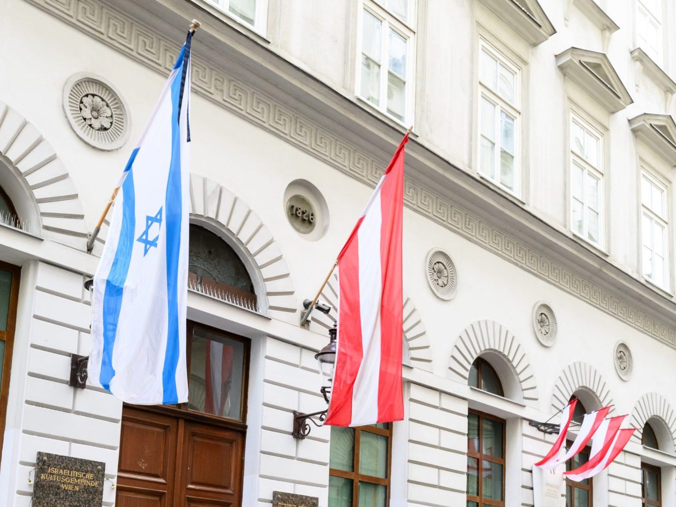 Eine 17-Jährige attackierte die Israel-Fahne am Stadttempel in Wien. Eine 17-Jährige attackierte die Israel-Fahne am Stadttempel in Wien.