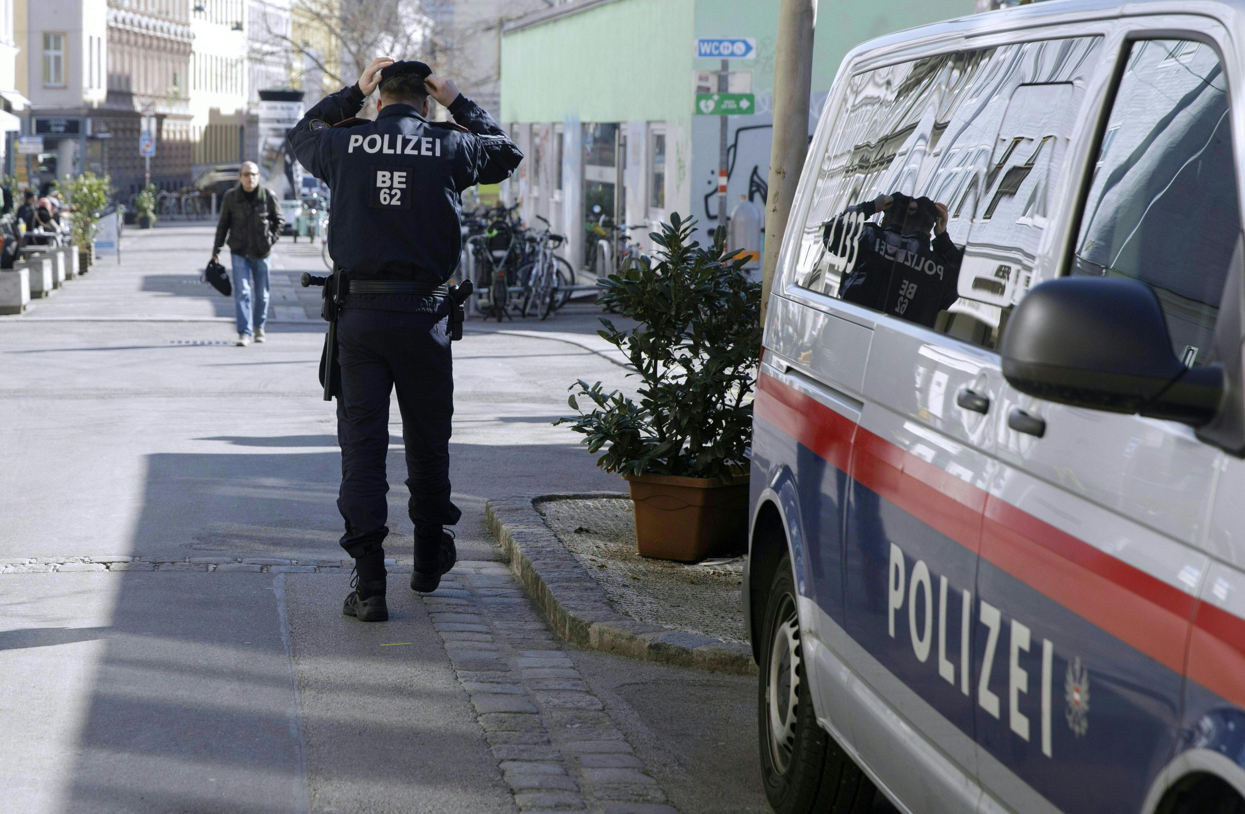 V Dunaju moški hudo poškodovan z nožem v novi coni prepovedi orožja