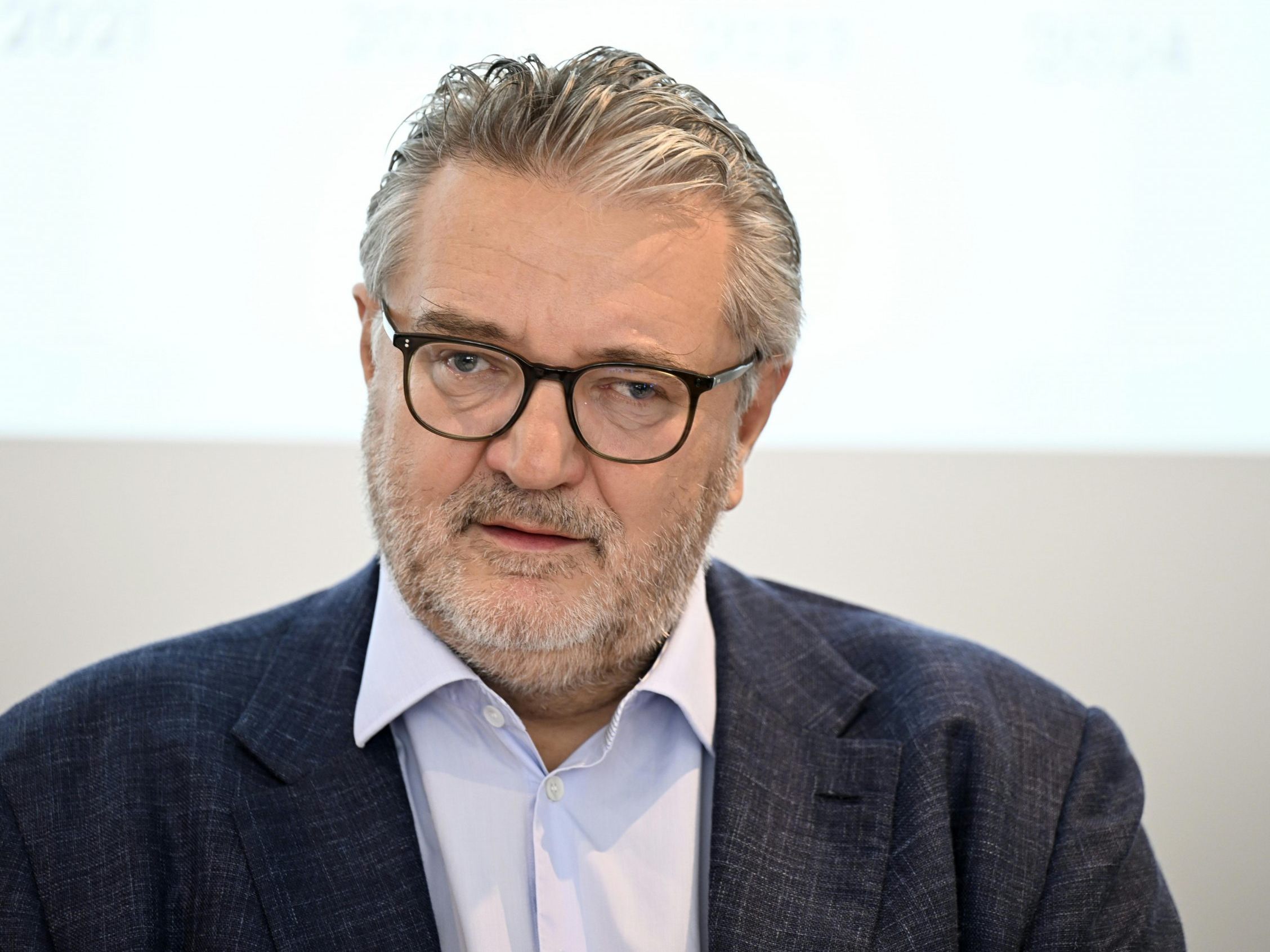 Hacker prüft rechtliche Schritte gegen den ÖIF. Hacker prüft rechtliche Schritte gegen den ÖIF.