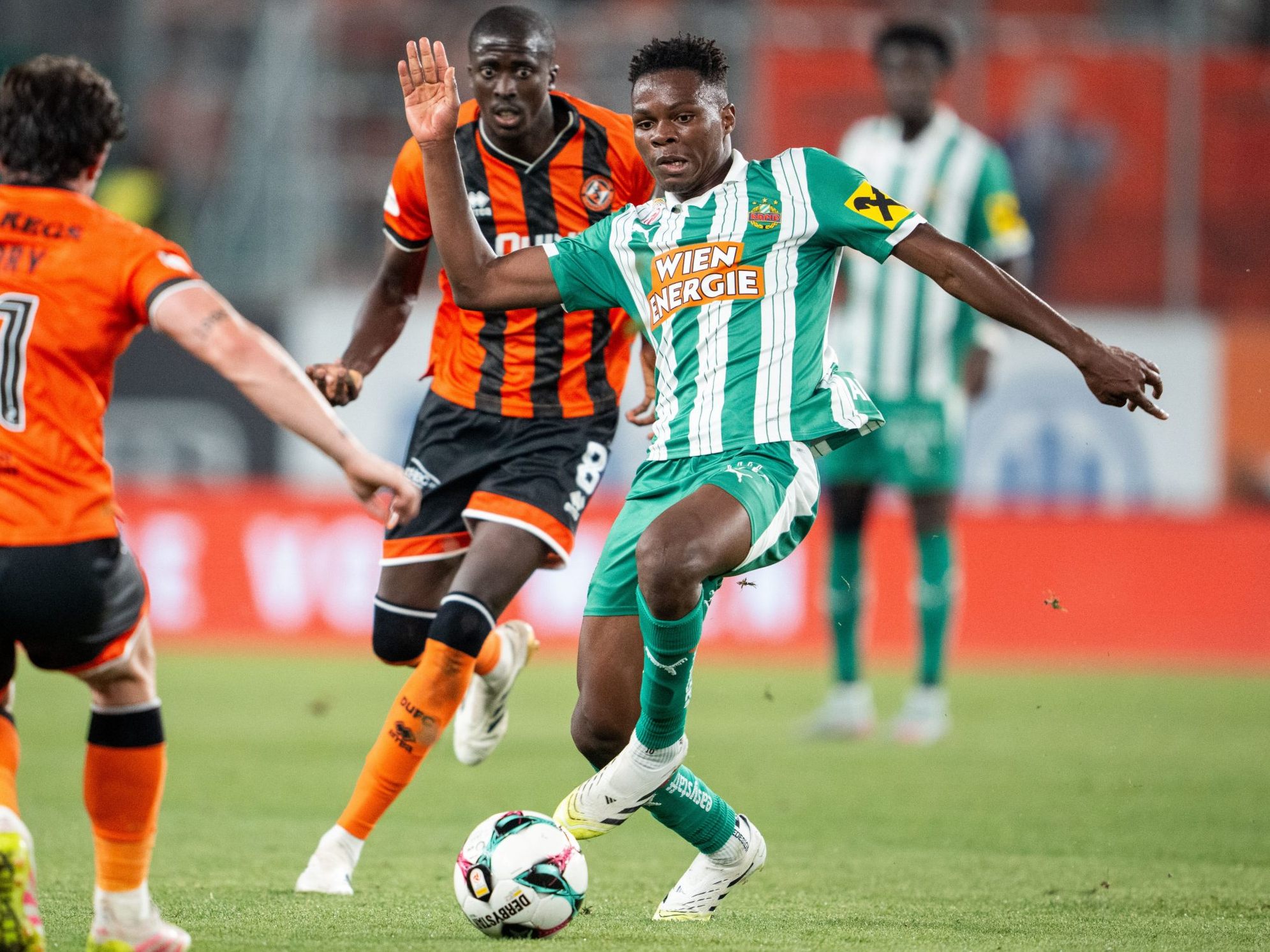Rapid Wien verkauft Sangare laut Berichten um fast 10 Millionen. Rapid Wien verkauft Sangare laut Berichten um fast 10 Millionen.