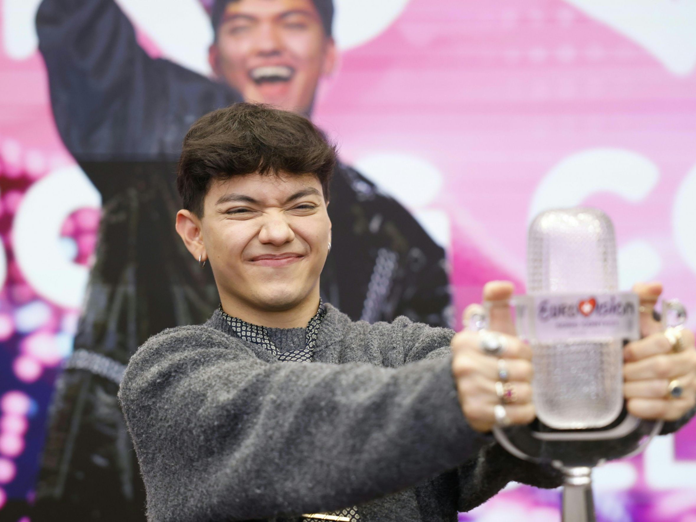 "Ich freue mich so sehr, dass der ESC 'dahoam' in Wien stattfindet!", so JJ.