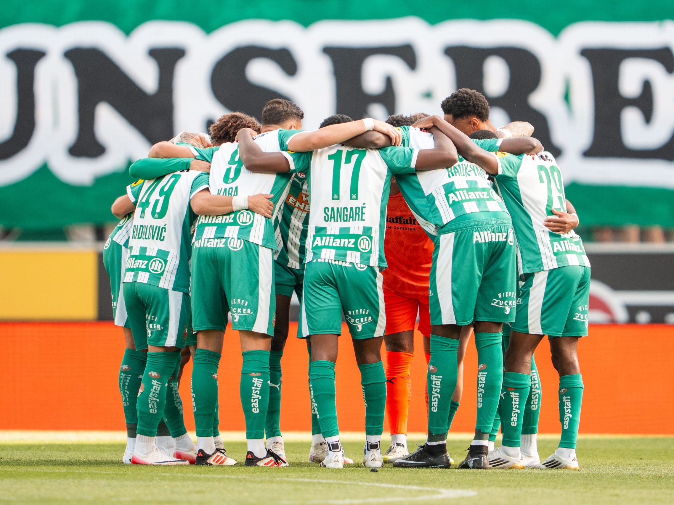 Rapid musste seine erste Niederlage unter Trainer Stöger hinnehmen. Rapid musste seine erste Niederlage unter Trainer Stöger hinnehmen.