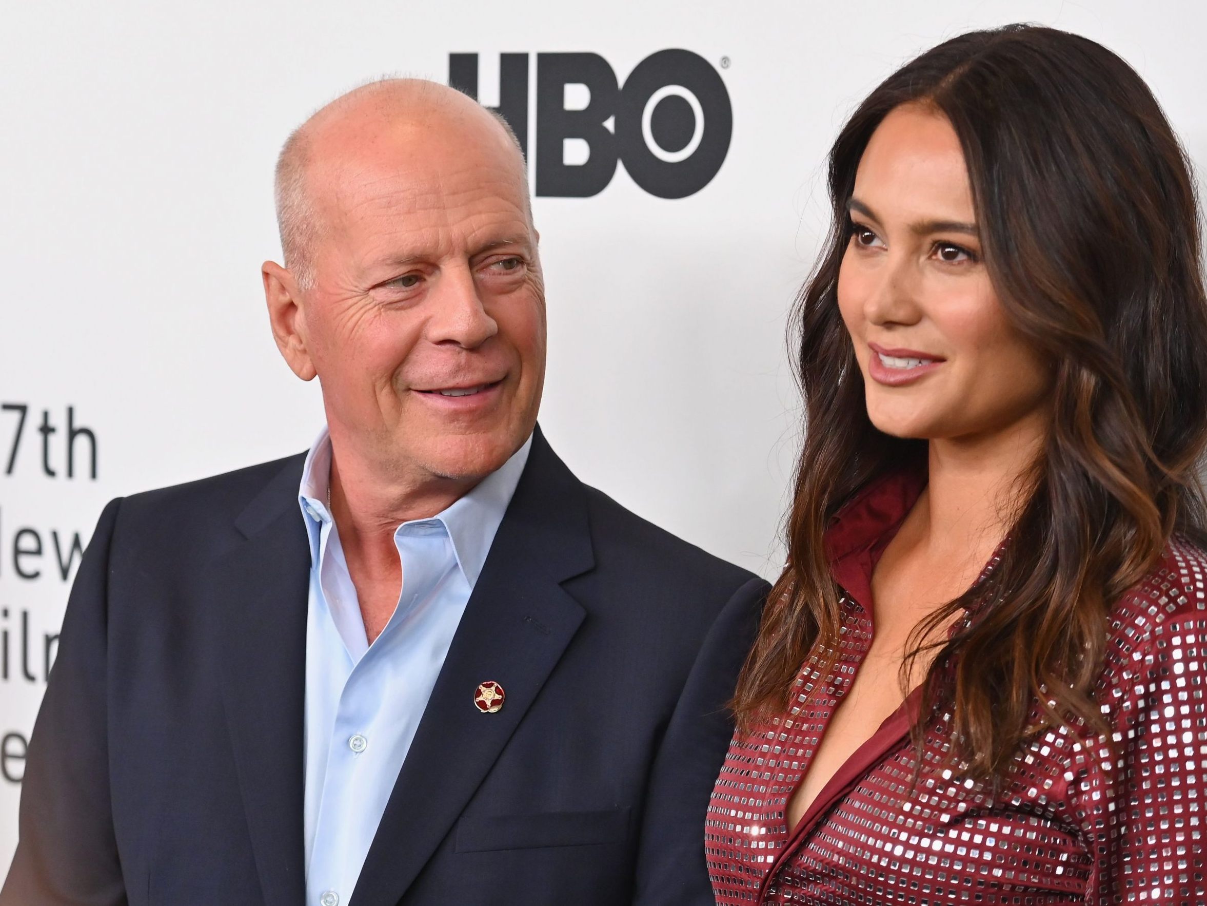 Bruce und Emma Heming Willis 2019 bei einer Filmpremiere. Bruce und Emma Heming Willis 2019 bei einer Filmpremiere.