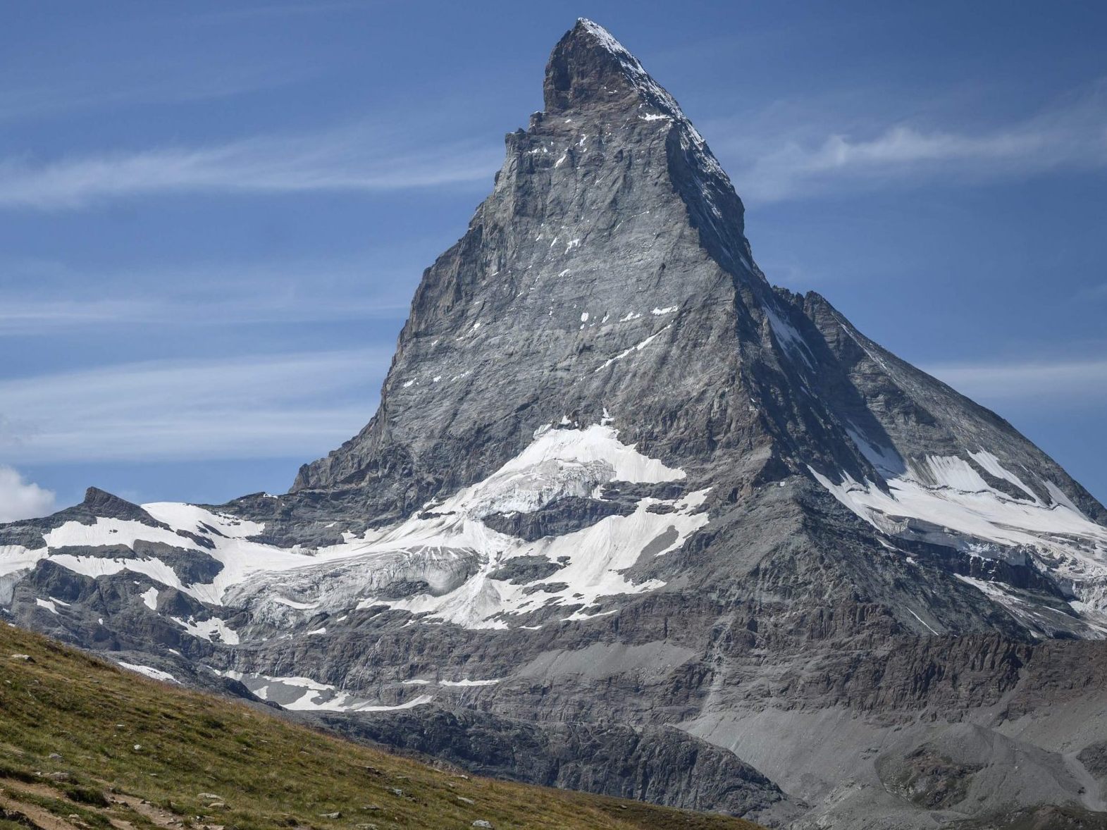 Das Matterhorn ist mit 4478 m ü. M. einer der höchsten Berge der Alpen.