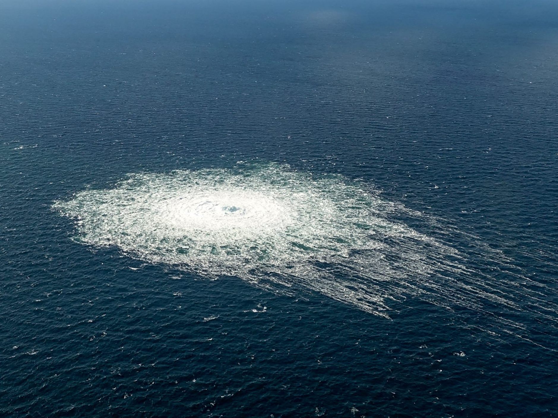 Diese vom dänischen Verteidigungskommando veröffentlichte Aufnahme vom 27. September 2022 zeigt das Gasleck an der Pipeline Nord Stream 2 vor der dänischen Insel Bornholm.