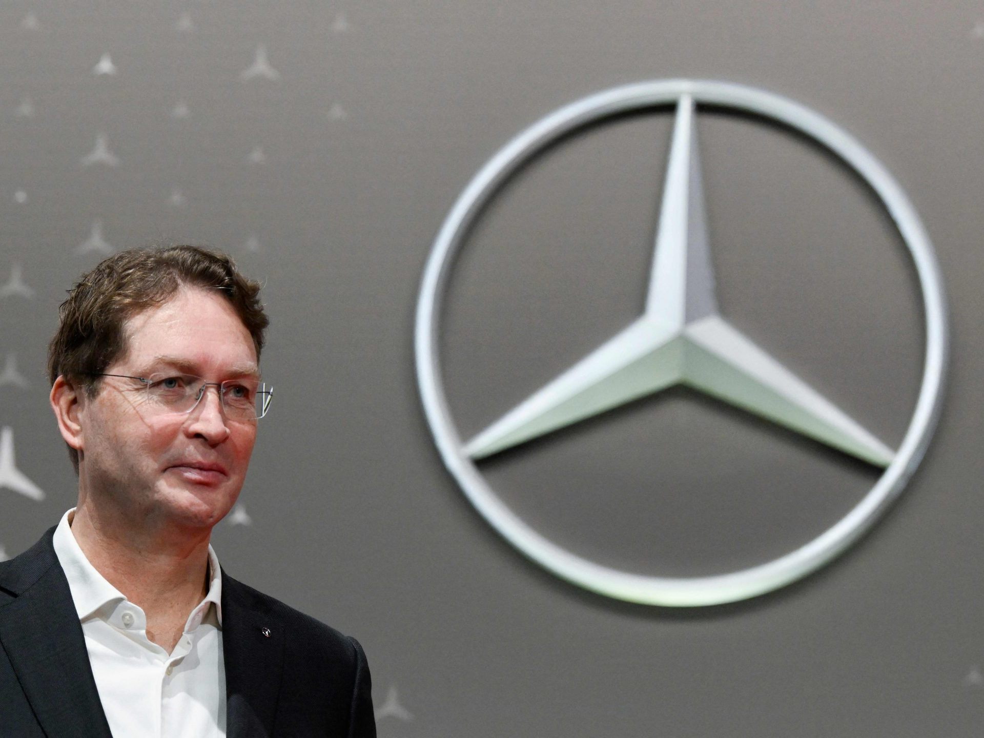 Mercedes kritisiert das EU-Verbrenner-Verbot ab 2035. Droht ein Markteinbruch? Das sagt Ola Källenius, CEO der Mercedes-Benz Group AG. Mercedes kritisiert das EU-Verbrenner-Verbot ab 2035. Droht ein Markteinbruch? Das sagt Ola Källenius, CEO der Mercedes-Benz Group AG.