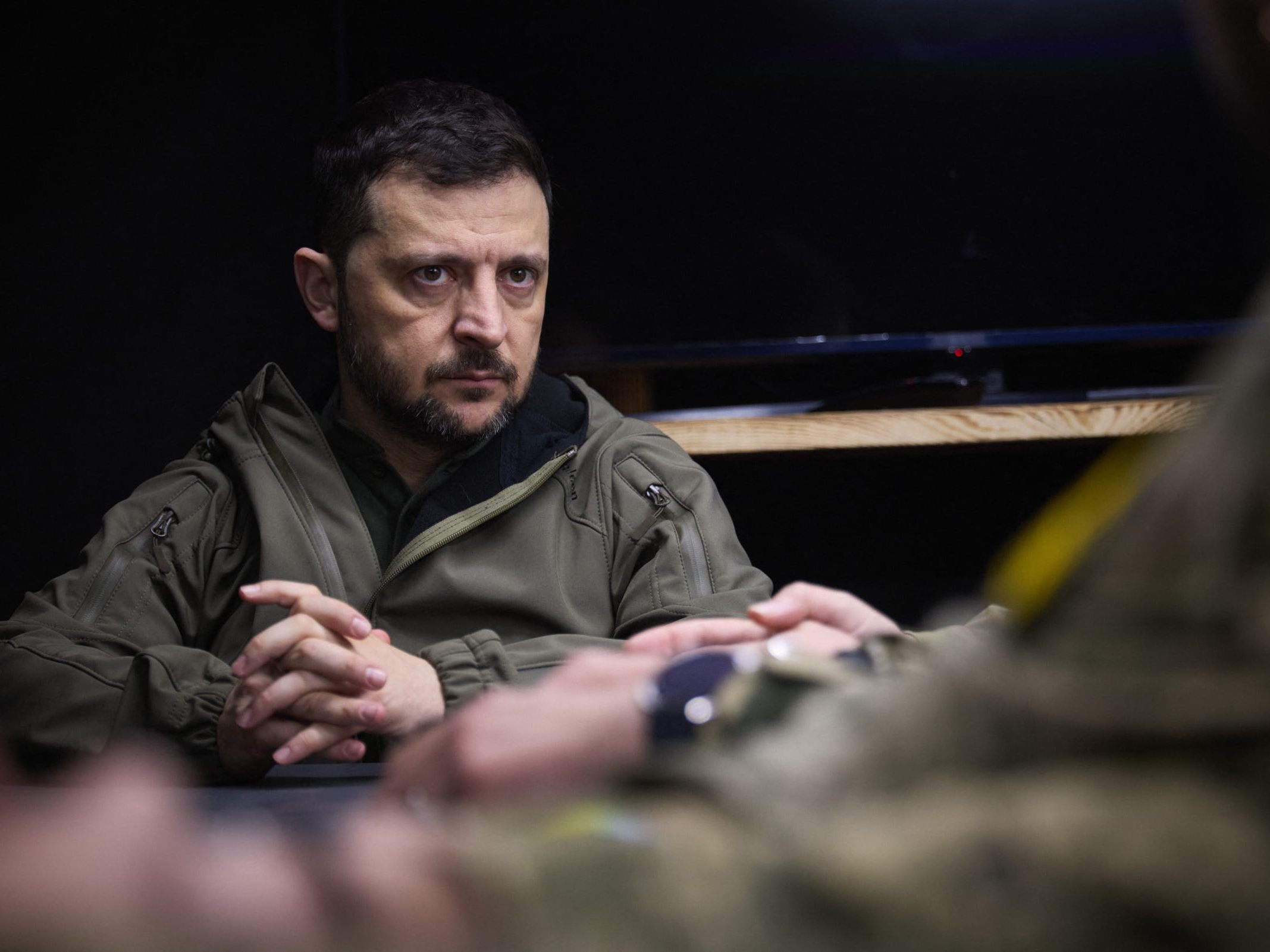 Dieses Foto, aufgenommen und veröffentlicht vom ukrainischen Präsidialamt am 22. März 2025, zeigt den ukrainischen Präsidenten Wolodymyr Selenskyj während eines Treffens mit Offizieren der ukrainischen Streitkräfte.