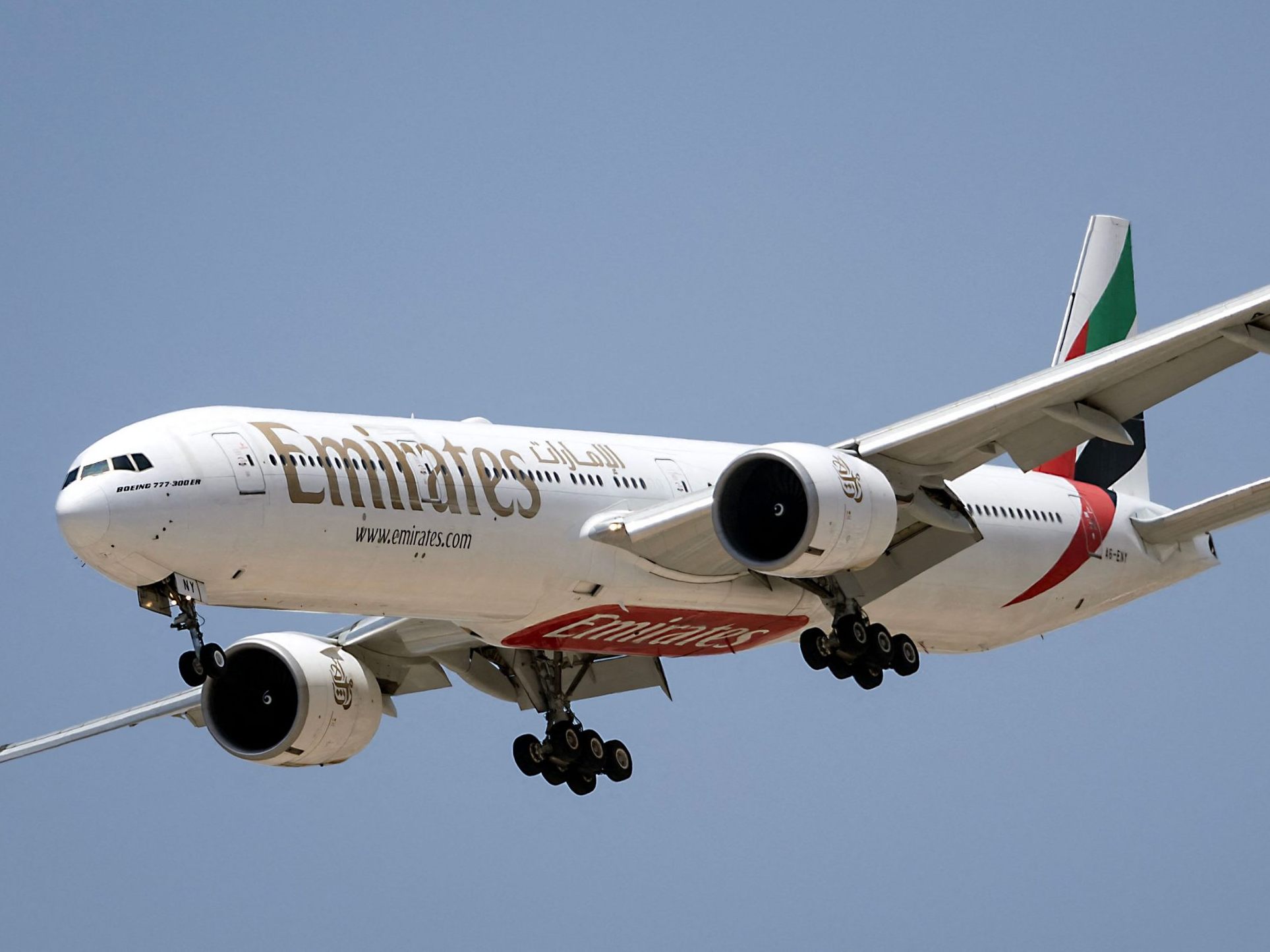 Ab 1. Oktober 2025 dürfen Passagiere bei Emirates keine Powerbanks mehr an Bord verwenden. Das soll das Risiko durch Akkus senken.
