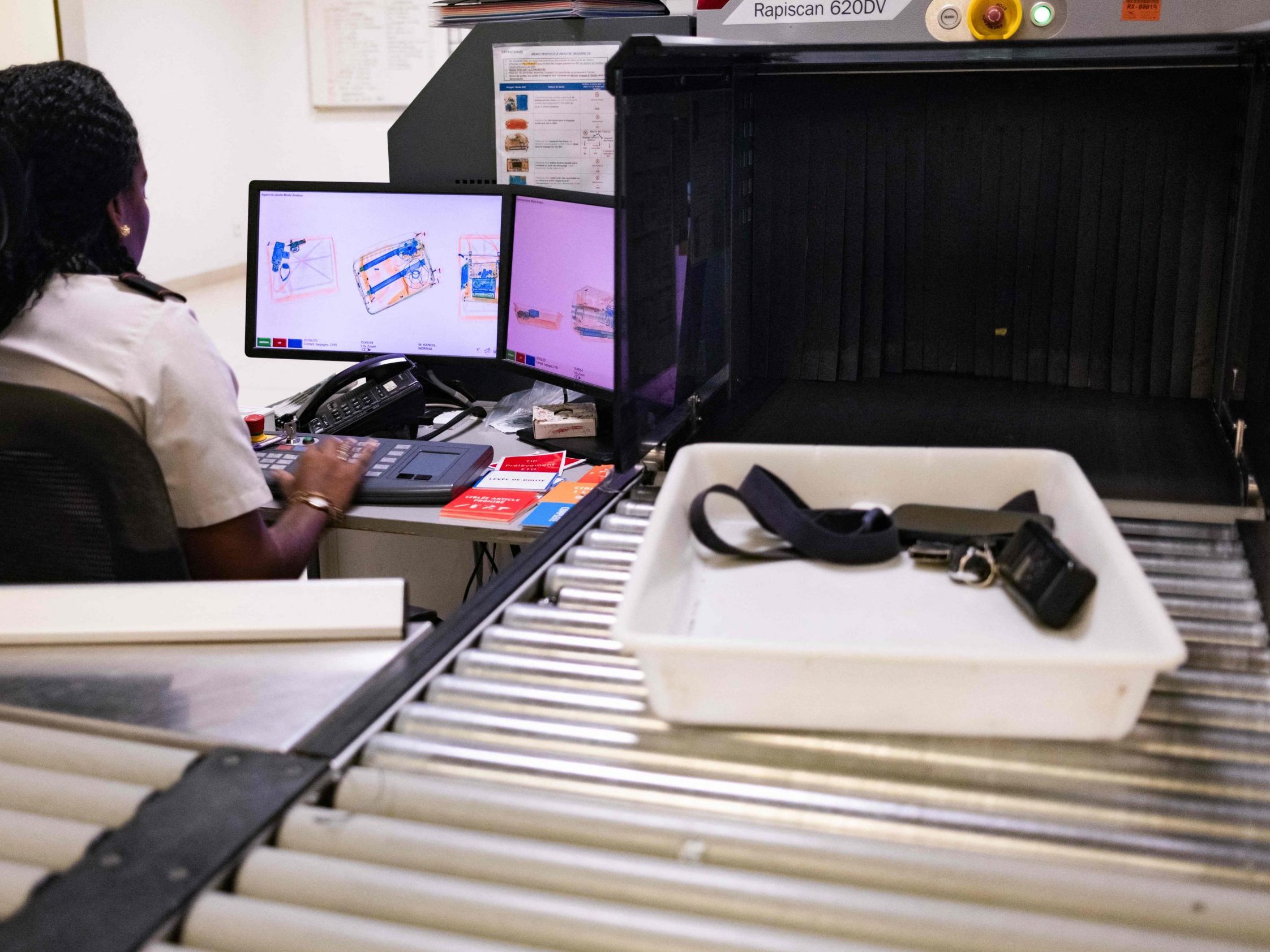 Scanner sollen Flüssigkeiten auf Sprengstoffe untersuchen. Scanner sollen Flüssigkeiten auf Sprengstoffe untersuchen.