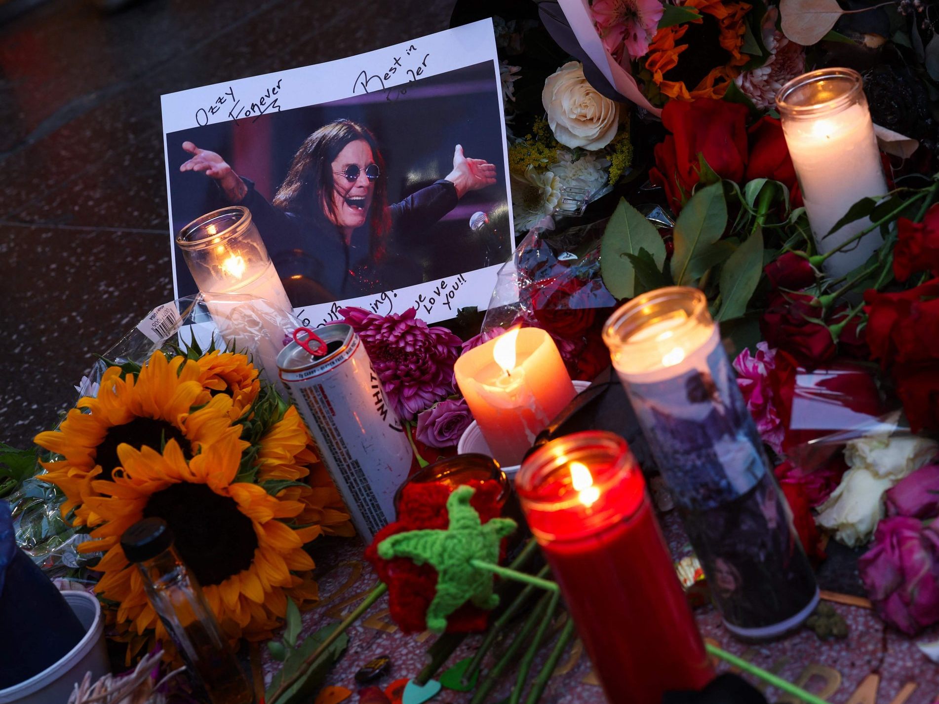 Ozzy Osbourne starb an einem Herzinfarkt. Ozzy Osbourne starb an einem Herzinfarkt.