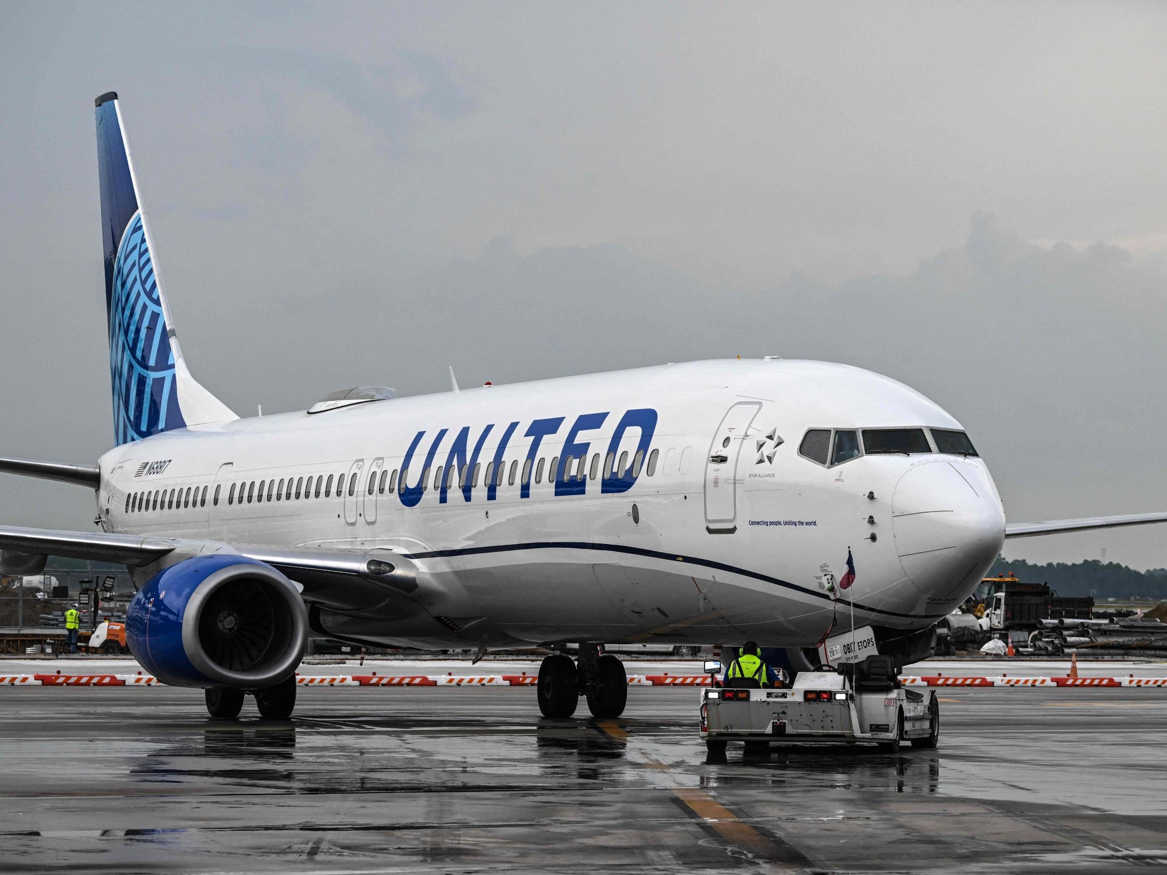 Ein Passagier verlor nach einem Anruf bei der Kundenhotline von United Airlines 17.000 Dollar durch Betrug.