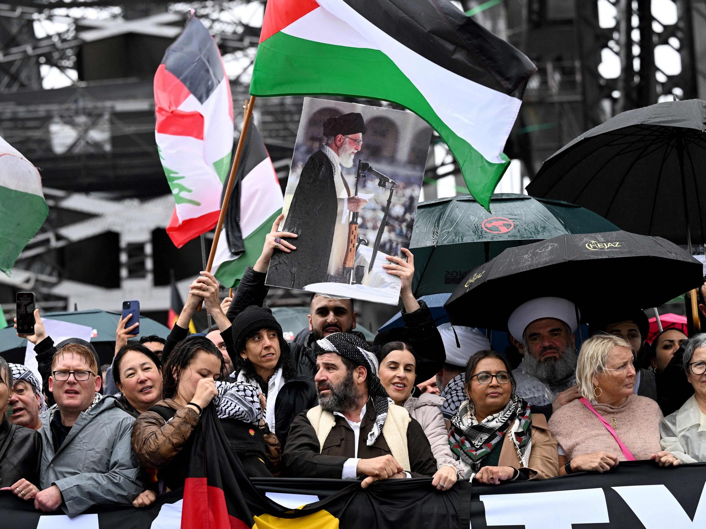 Am 3. August 2025 hat auf der Sydney Harbour Bridge ein pro-palästinensischer Protest stattgefunden. Am 3. August 2025 hat auf der Sydney Harbour Bridge ein pro-palästinensischer Protest stattgefunden.