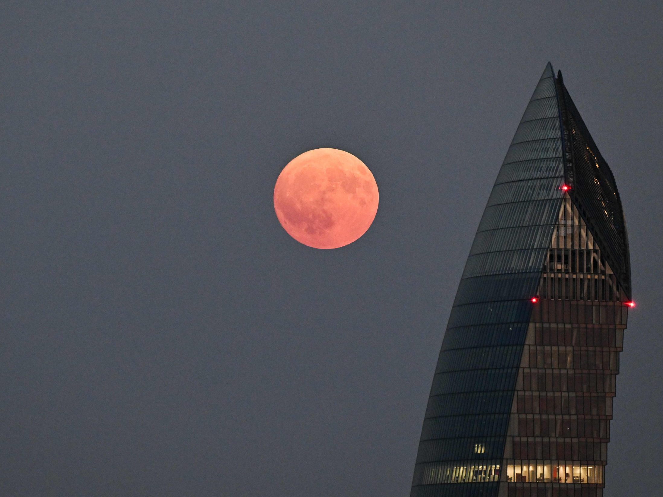 Der Vollmond steigt am 8. August 2025 über den Libeskind-Türmen im Mailänder Stadtteil CityLife auf. Der Vollmond steigt am 8. August 2025 über den Libeskind-Türmen im Mailänder Stadtteil CityLife auf.