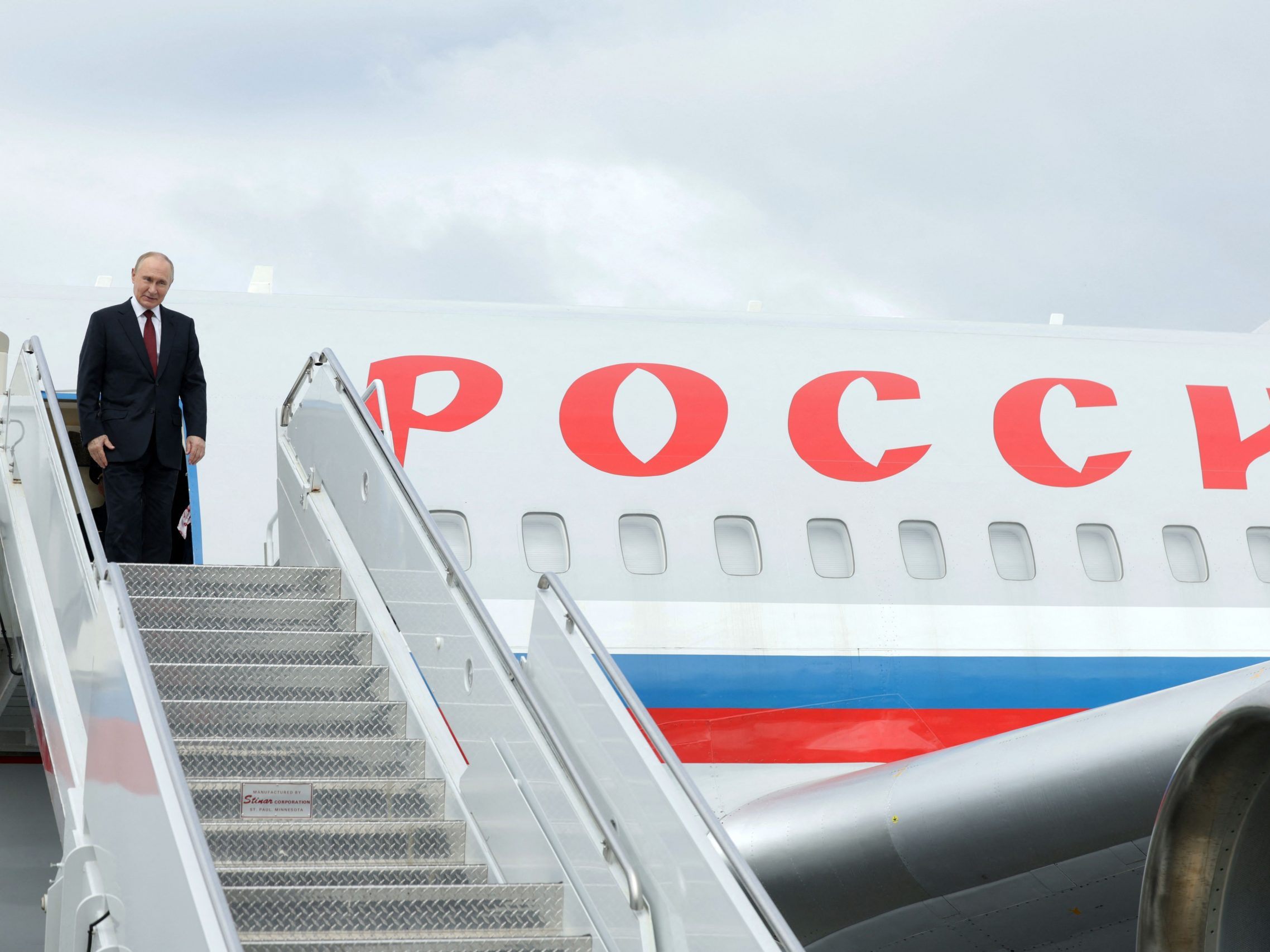 Wladimir Putin beim Ausstieg aus dem Flugzeug auf dem US-Stützpunkt Elmendorf-Richardson in Anchorage zum Beginn des US-russischen Gipfels am 15. August 2025. Wladimir Putin beim Ausstieg aus dem Flugzeug auf dem US-Stützpunkt Elmendorf-Richardson in Anchorage zum Beginn des US-russischen Gipfels am 15. August 2025.
