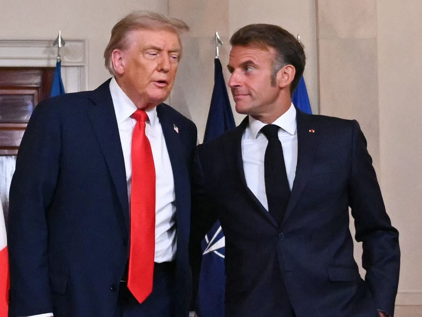 Der ukrainische Präsident Wolodimir Selenski, US-Präsident Donald Trump und Frankreichs Präsident Emmanuel Macron bei einem Gruppenfoto mit europäischen Staats- und Regierungschefs in der Cross Hall des Weißen Hauses in Washington am 18. August 2025. Der ukrainische Präsident Wolodimir Selenski, US-Präsident Donald Trump und Frankreichs Präsident Emmanuel Macron bei einem Gruppenfoto mit europäischen Staats- und Regierungschefs in der Cross Hall des Weißen Hauses in Washington am 18. August 2025.
