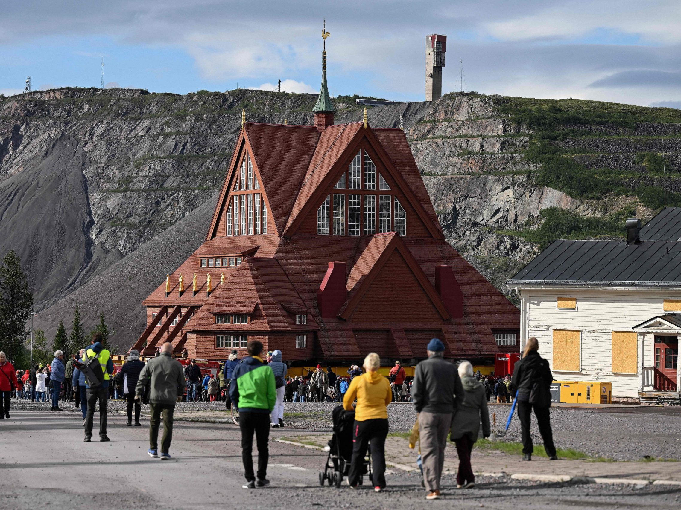 In Nordschweden muss wegen Gefahren durch den Bergbau eine ganze Stadt umziehen - und mit ihr eine historische Holzkirche.