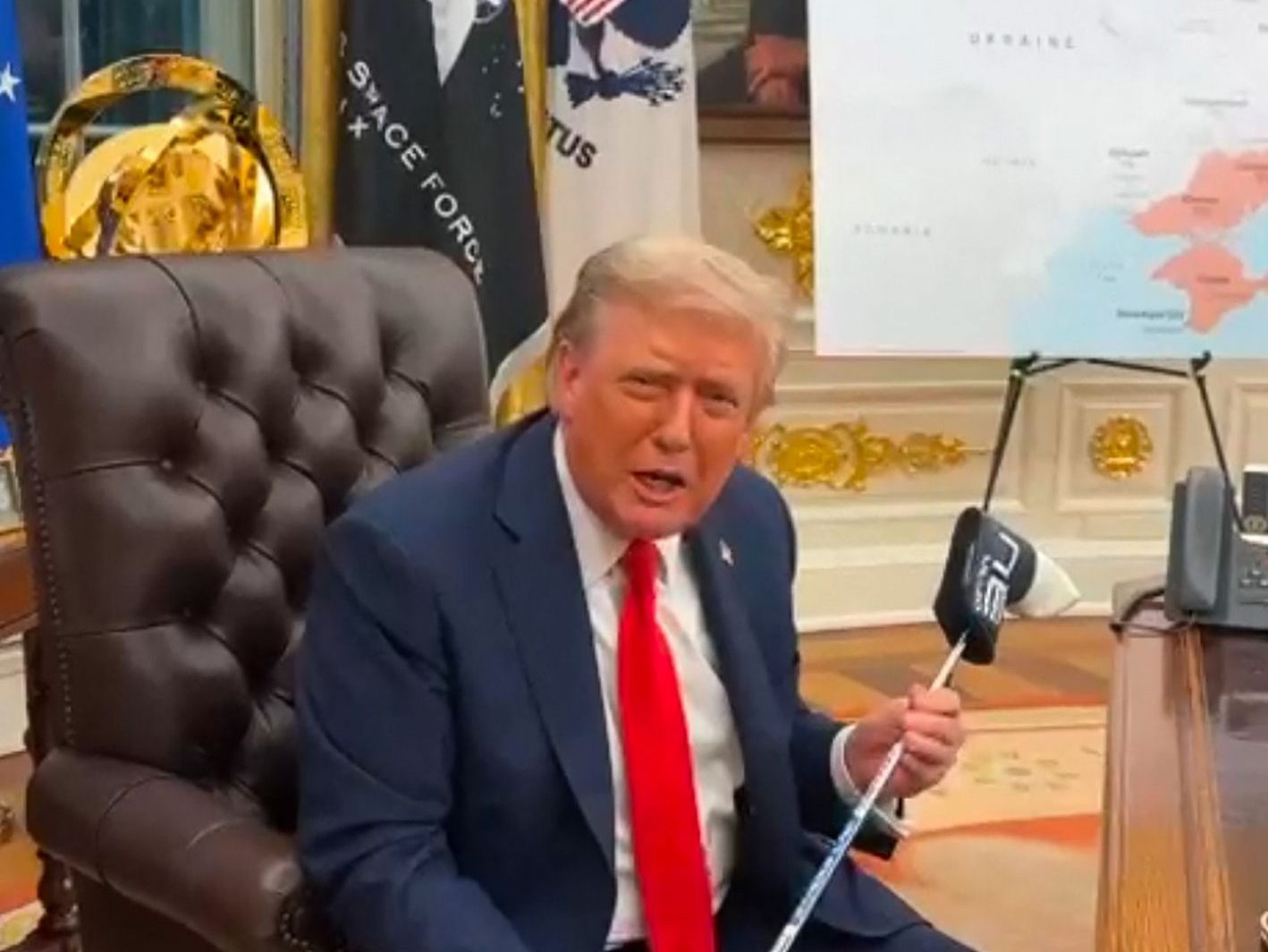 Trump reagiert emotional auf Geschenk eines ukrainischen Soldaten Trump reagiert emotional auf Geschenk eines ukrainischen Soldaten