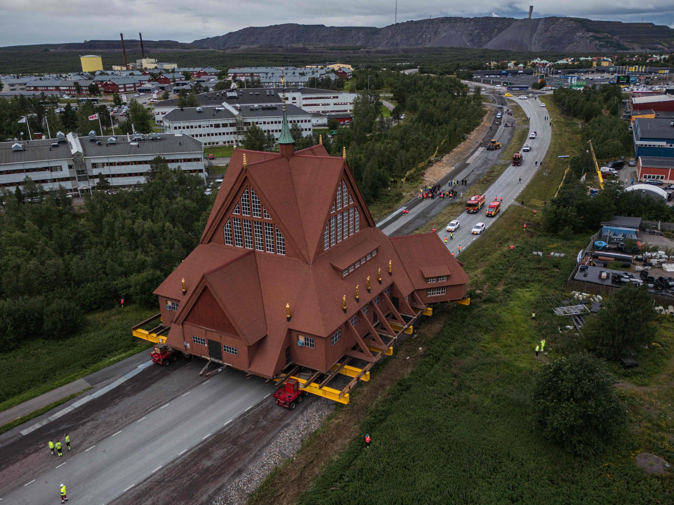 700 Tonnen schwere Holzkirche auf Spezialanhänger an neuen Standort gebracht