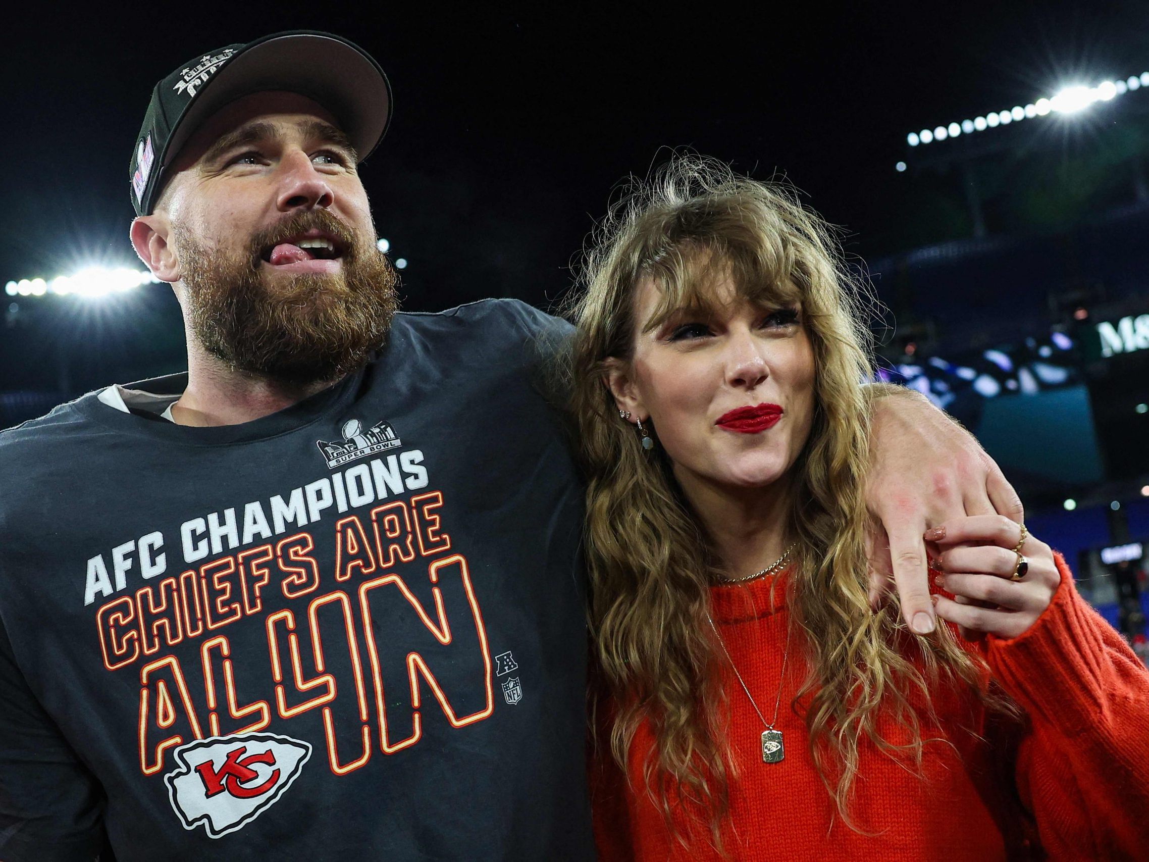 "Sie sind einfach zwei junge verliebte Leute mitten im Scheinwerferlicht", meint Ed Kelce, Vater von Travis Kelce. "Sie sind einfach zwei junge verliebte Leute mitten im Scheinwerferlicht", meint Ed Kelce, Vater von Travis Kelce.
