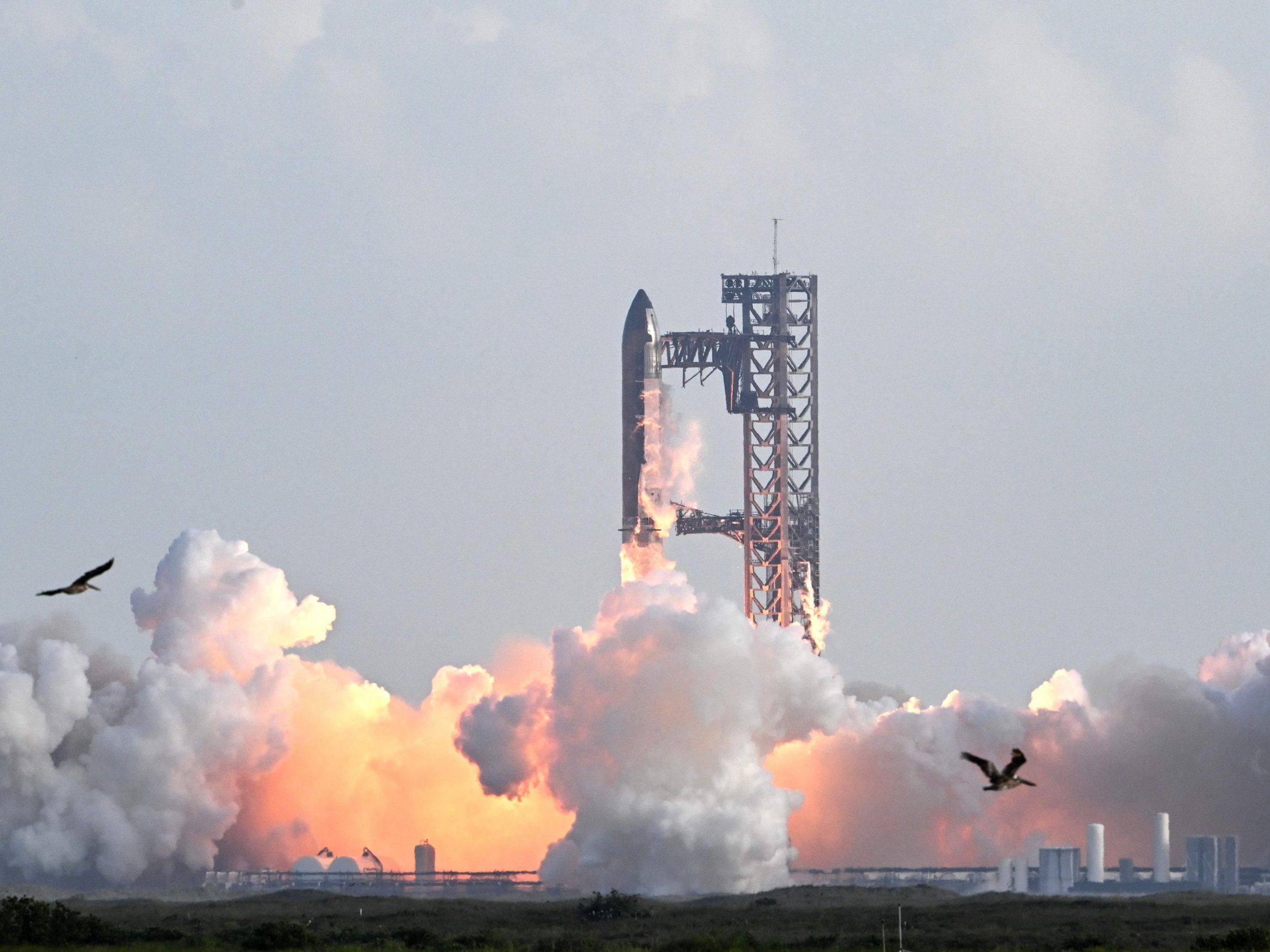 Die SpaceX-Rakete beim Start in Houston, Texas. Die SpaceX-Rakete beim Start in Houston, Texas.