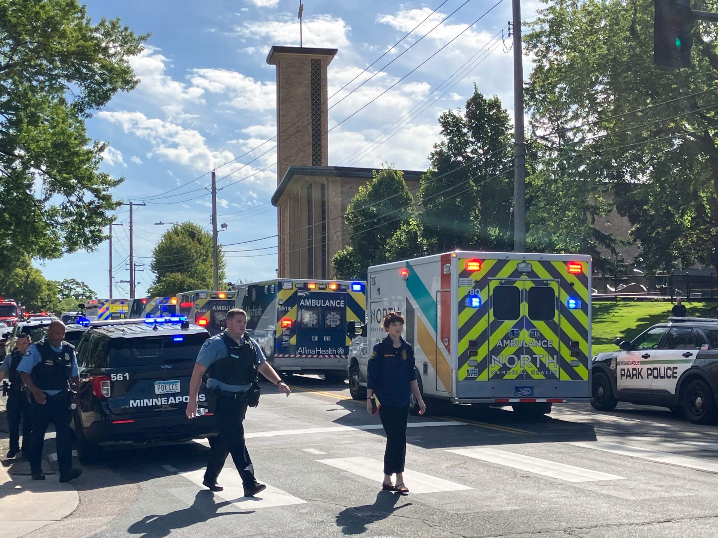 Einsatzkräfte sichern am 27. August 2025 den Tatort nahe der katholischen Annunciation School in Minneapolis.