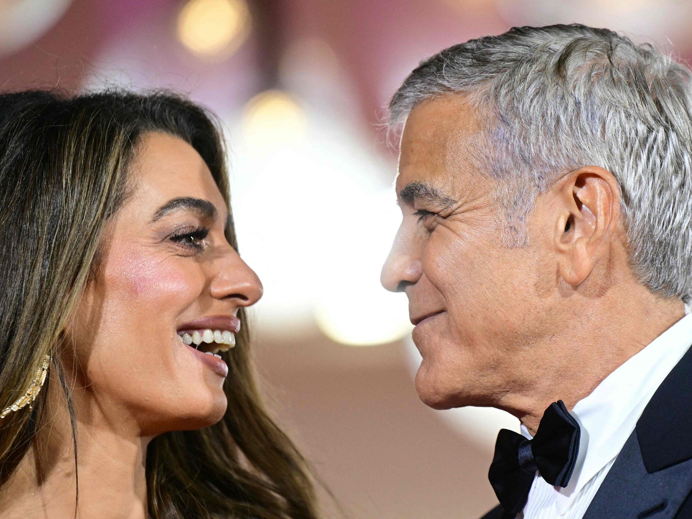 George Clooney stand überraschend doch mit Frau Amal auf dem roten Teppich in Venedig.