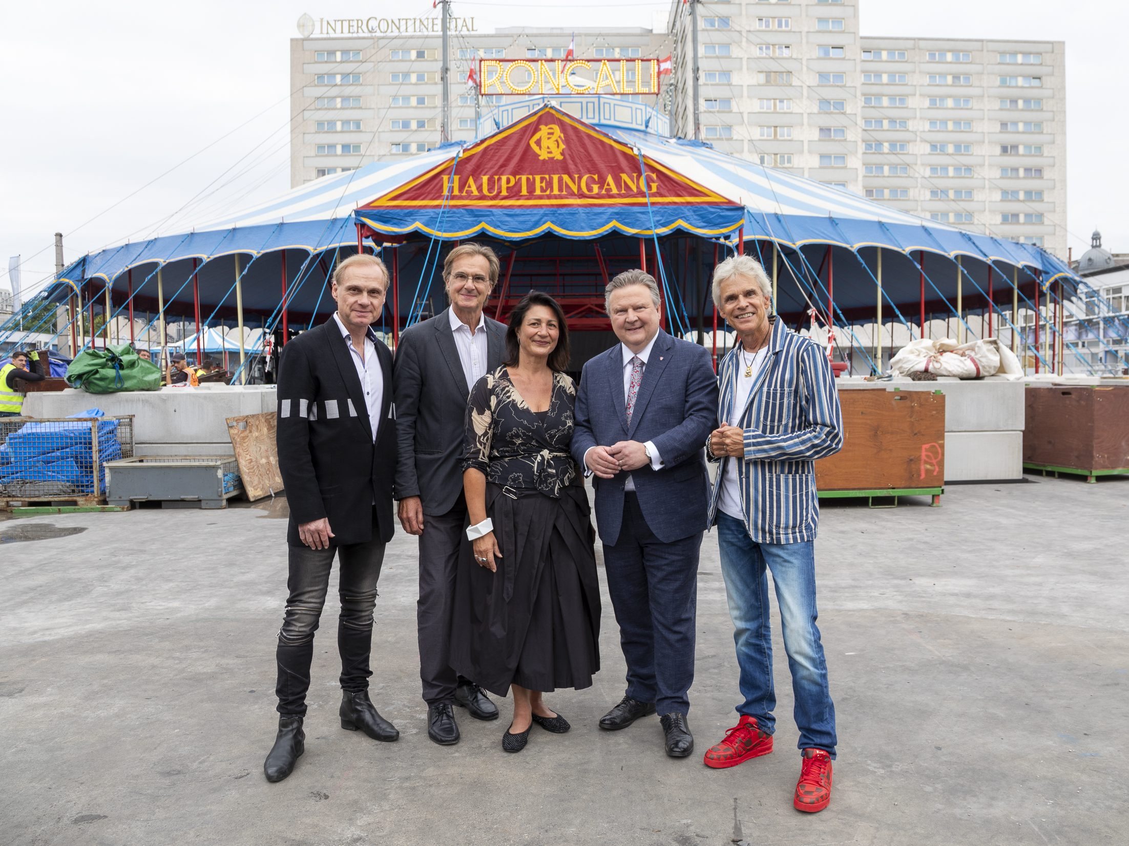Der Wiener Heumarkt wird zur Bühne für Johann Strauss. Der Wiener Heumarkt wird zur Bühne für Johann Strauss.