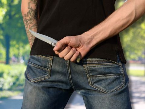 Der Messerangreifer konnte flüchten.