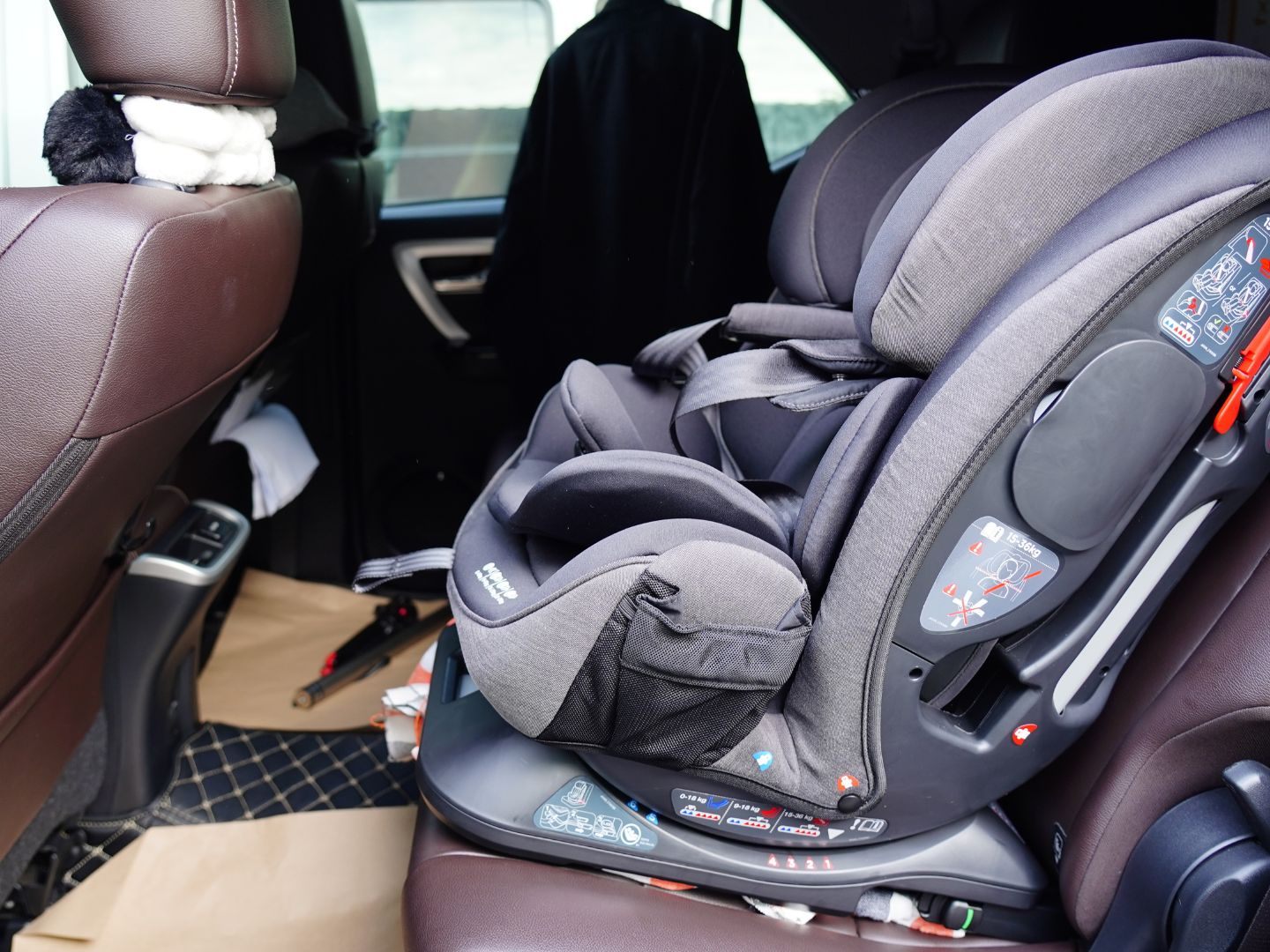 Ein Baby musste am Samstagabend aus einem verschlossenen Auto befreit werden.