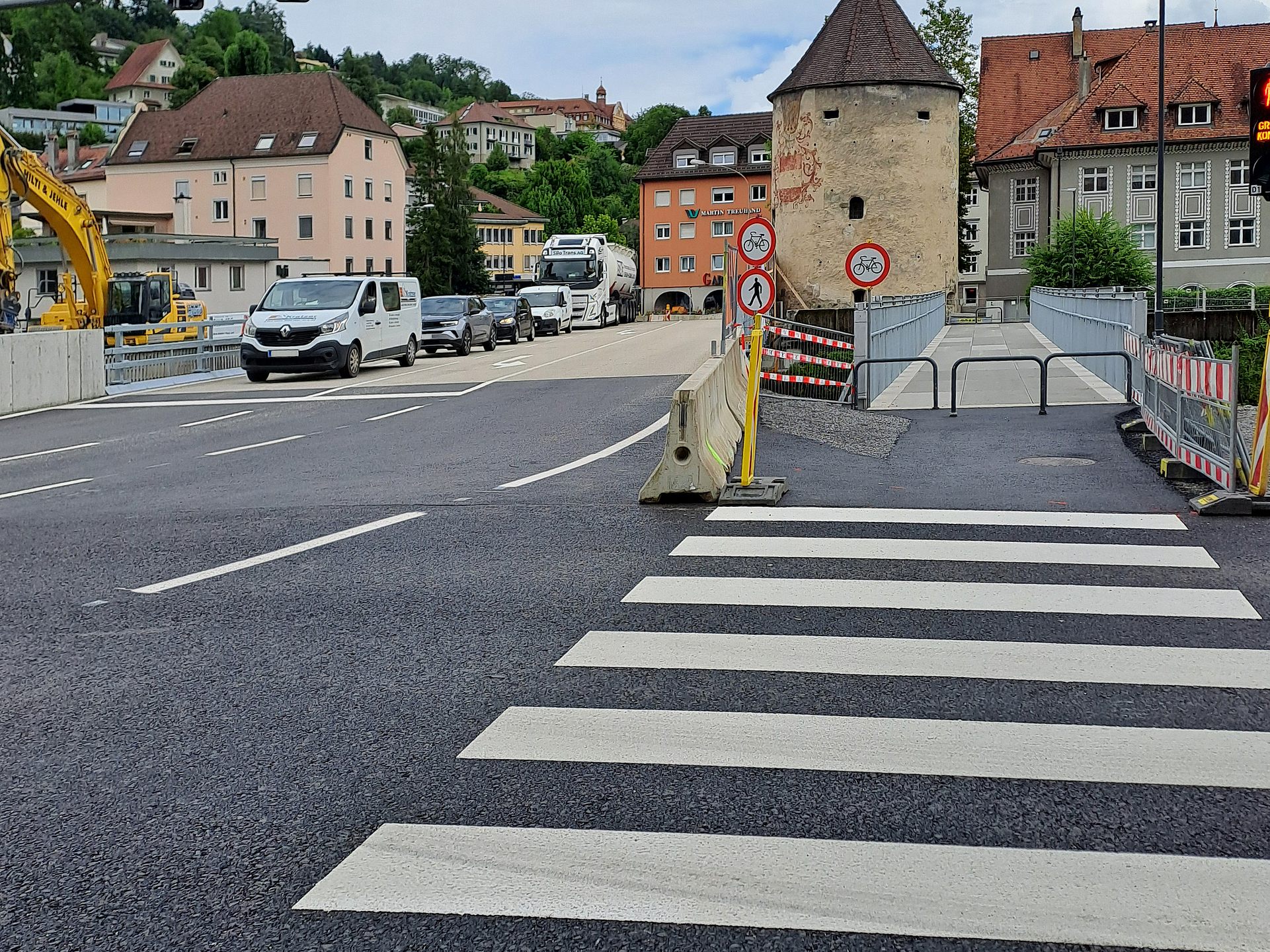 Am 26. und 27. August kommt es wegen Nachtarbeiten zu Einschränkungen auf der Behelfsbrücke. Am 26. und 27. August kommt es wegen Nachtarbeiten zu Einschränkungen auf der Behelfsbrücke.