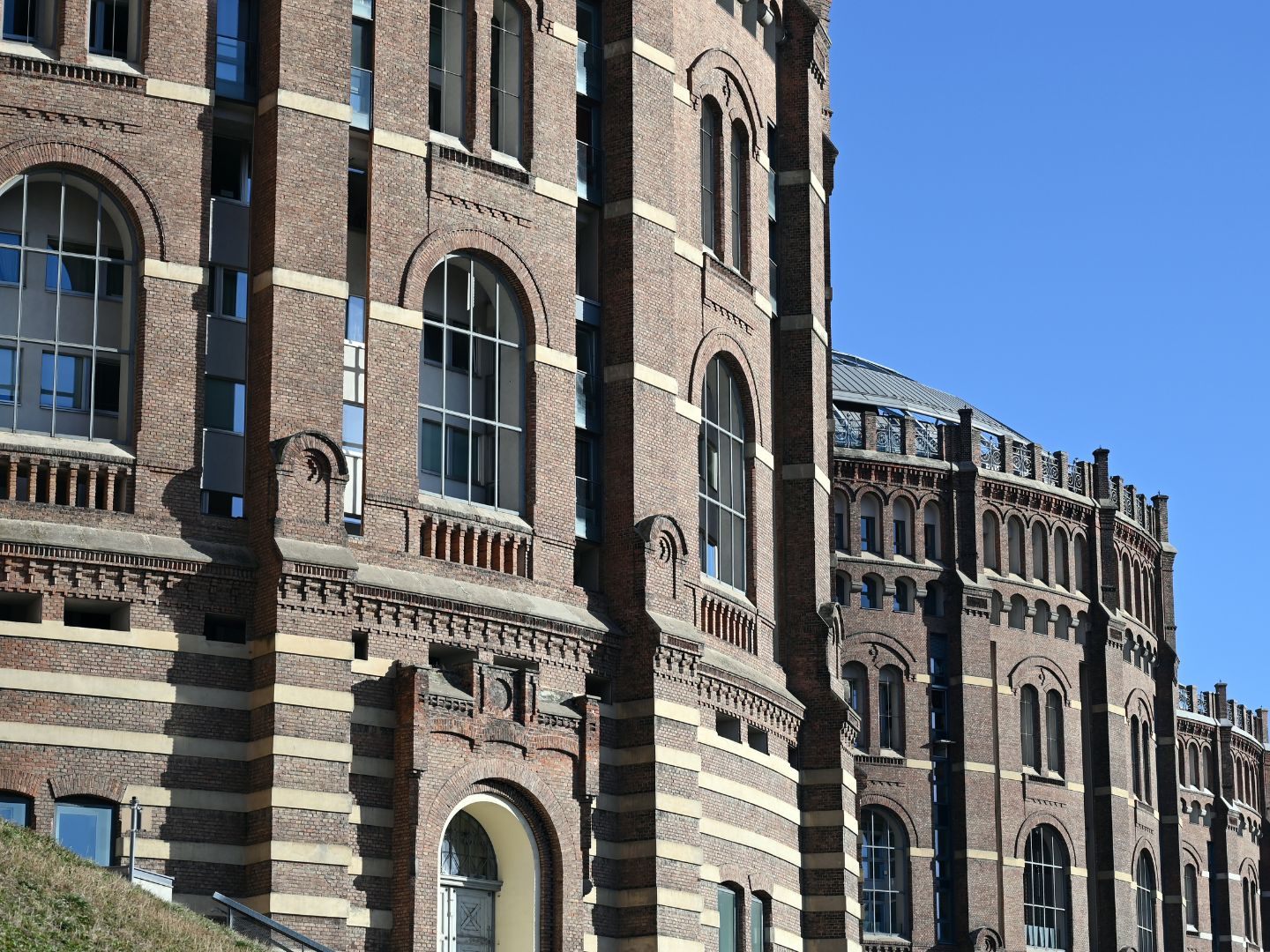 Das teuerste Gebäude, das 2024 in Wien-Simmering verkauft wurde, befindet sich in der Nähe vom Wiener Gasometer.