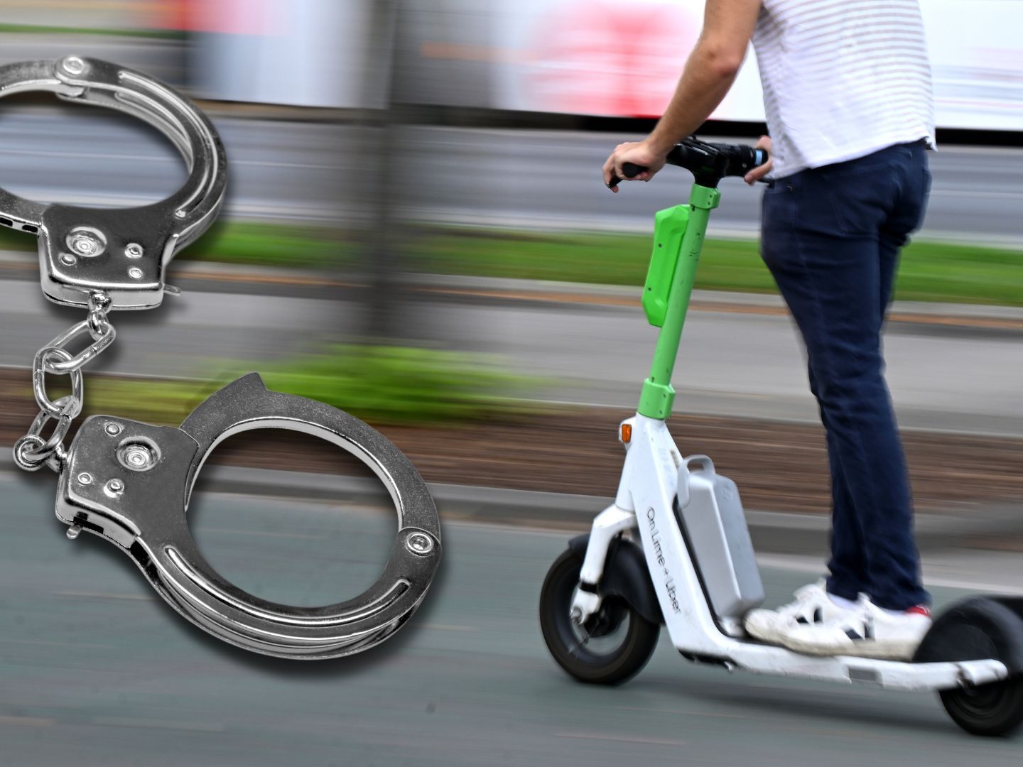 Der Tatverdächtige rammte ein Polizeiauto und raste mit dem E-Scooter über einen Gehsteig.