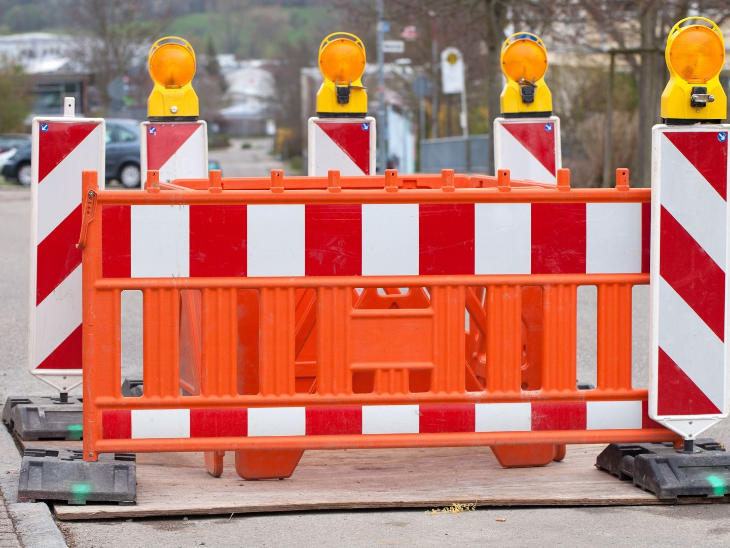 Die B33 ist nach einem Felssturz bei Rossatzbach gesperrt. Die B33 ist nach einem Felssturz bei Rossatzbach gesperrt.