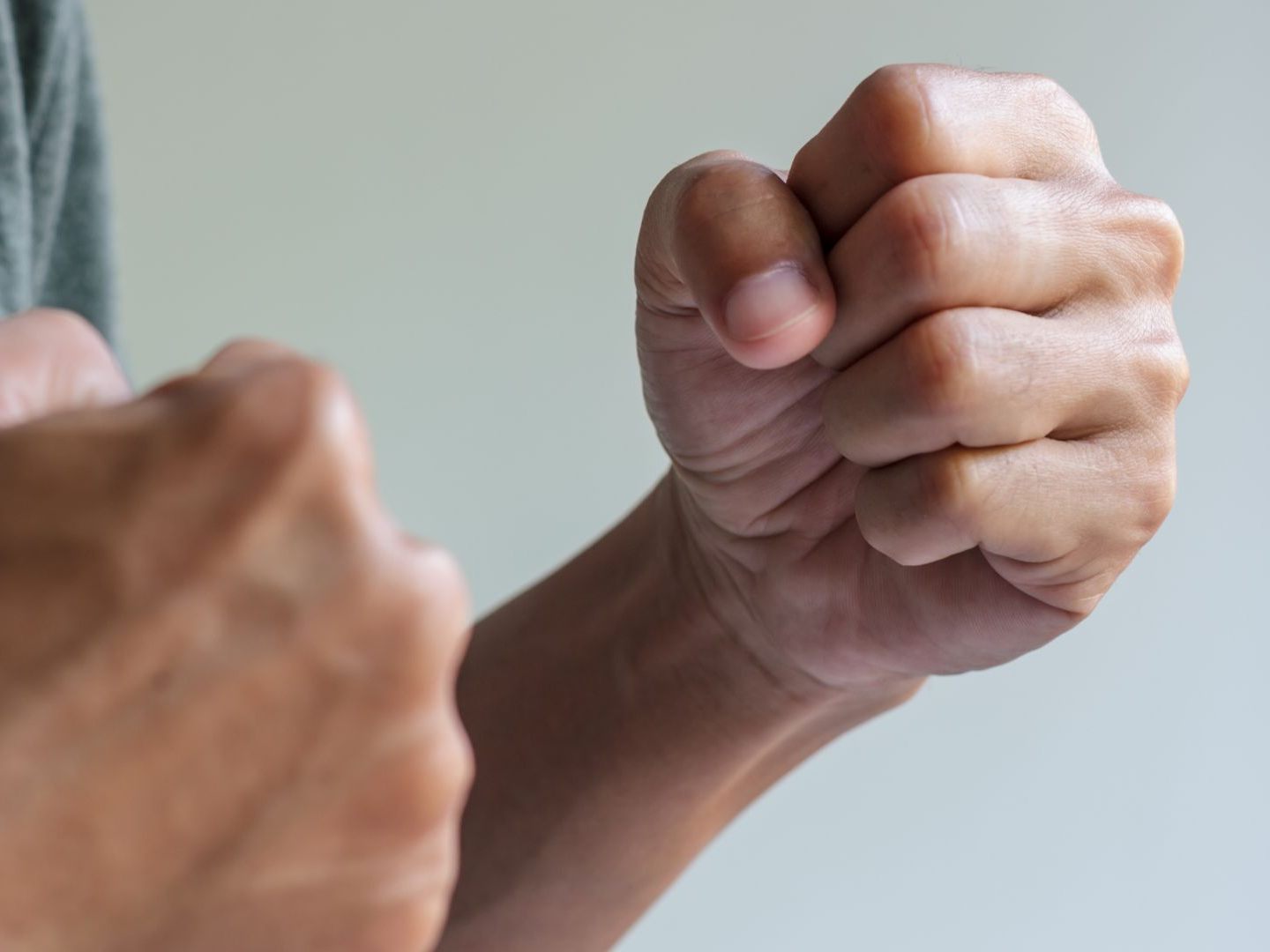 Der 18-Jährige wurde eingesperrt und brutal niedergeschlagen. Der 18-Jährige wurde eingesperrt und brutal niedergeschlagen.