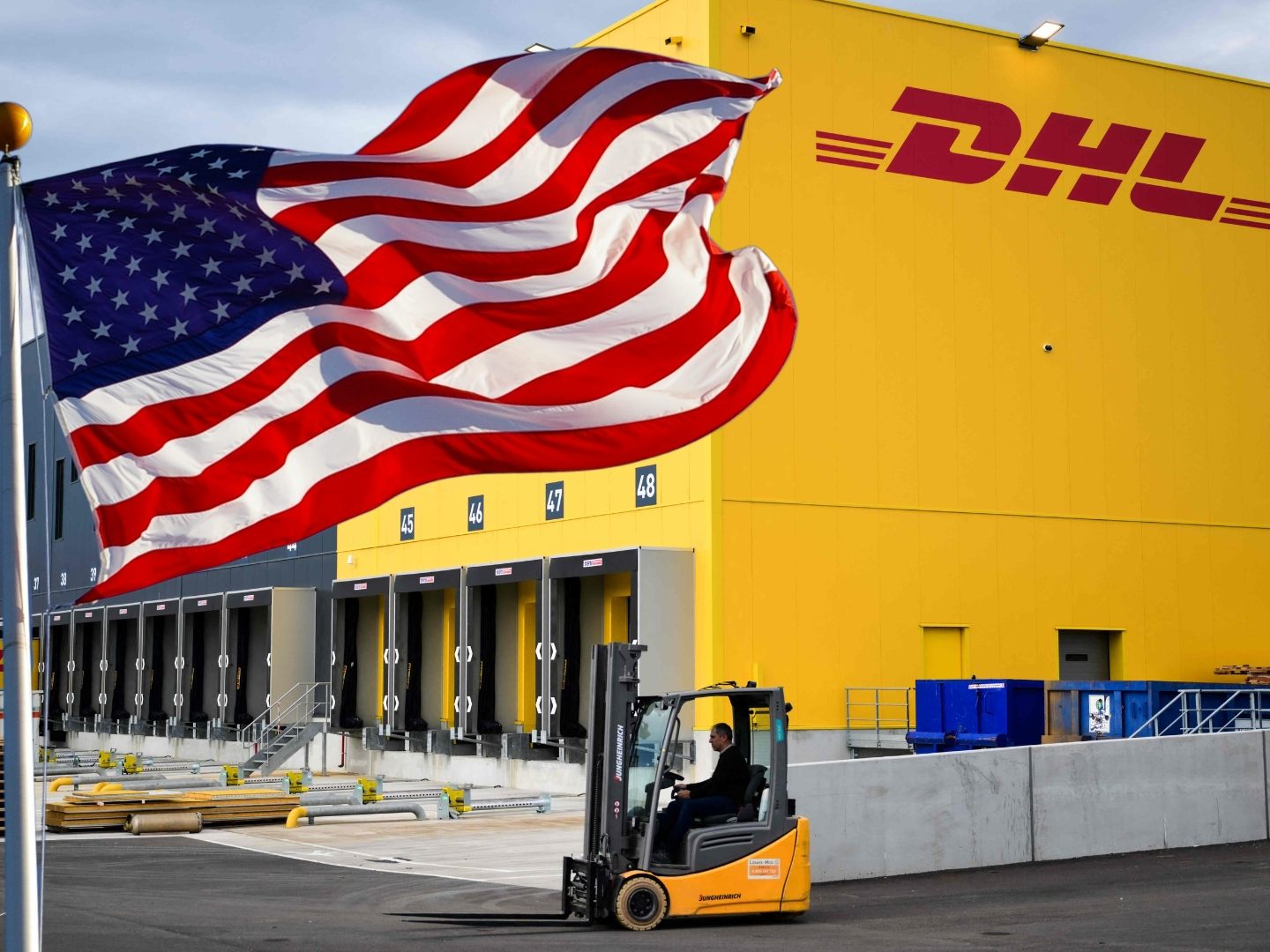 DHL hat den Paketversand von Deutschland in die USA aufgrund neuer Zollvorschriften eingeschränkt – erlaubt sind nur noch als Geschenk deklarierte Sendungen mit einem Wert von höchstens 100 US-Dollar. DHL hat den Paketversand von Deutschland in die USA aufgrund neuer Zollvorschriften eingeschränkt – erlaubt sind nur noch als Geschenk deklarierte Sendungen mit einem Wert von höchstens 100 US-Dollar.