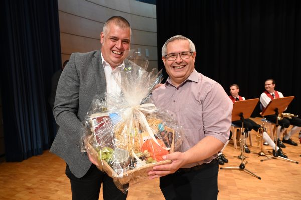 Bürgermeister Daniel Schuster und Pfarrer Romeo Pal