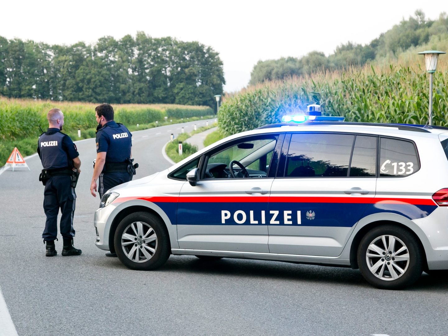 Die Polizei ermittelt, nachdem am Dienstagnachmittag in Koblach die Leiche eines bislang unbekannten Mannes entdeckt wurde, der bei einem Motorradunfall ums Leben gekommen ist. Die Polizei ermittelt, nachdem am Dienstagnachmittag in Koblach die Leiche eines bislang unbekannten Mannes entdeckt wurde, der bei einem Motorradunfall ums Leben gekommen ist.